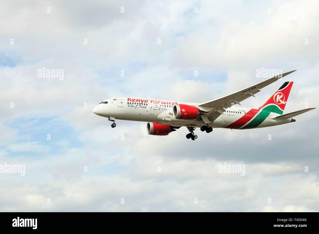 Kenya Airways atterraggio aereo all'aeroporto di Heathrow di Londra, Regno Unito Foto Stock