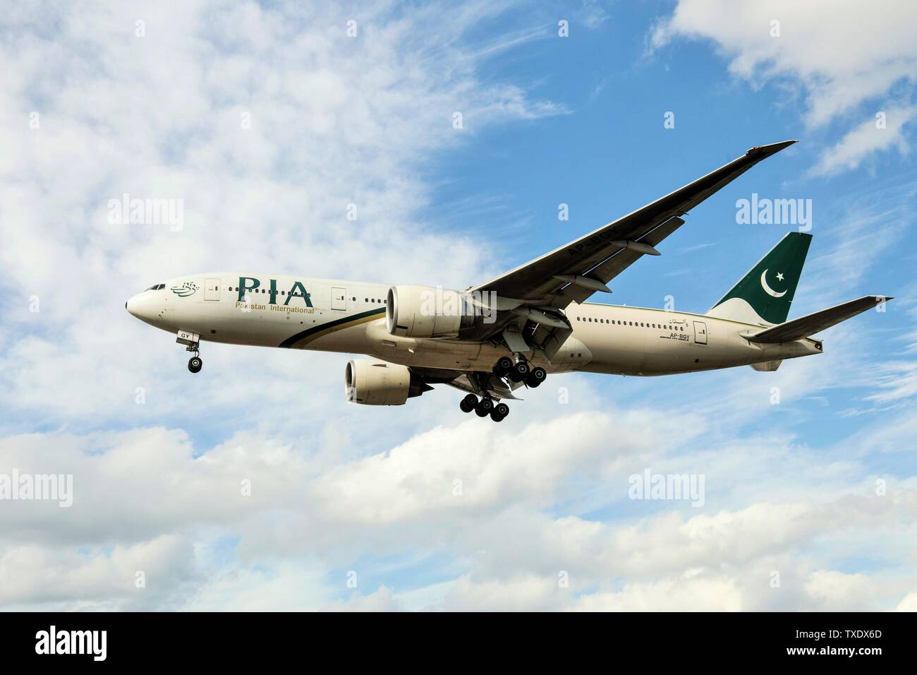 PIA ; Pakistan International Airlines atterra all'aeroporto di Heathrow ; Londra ; Regno Unito ; Regno Unito Foto Stock