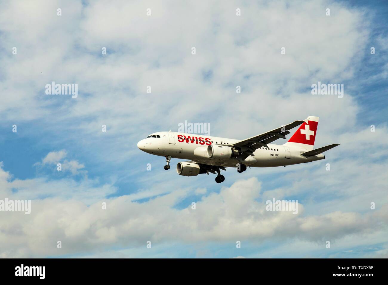 Swiss Airlines Svizzera atterraggio aereo all'aeroporto di Heathrow di Londra, Regno Unito Foto Stock