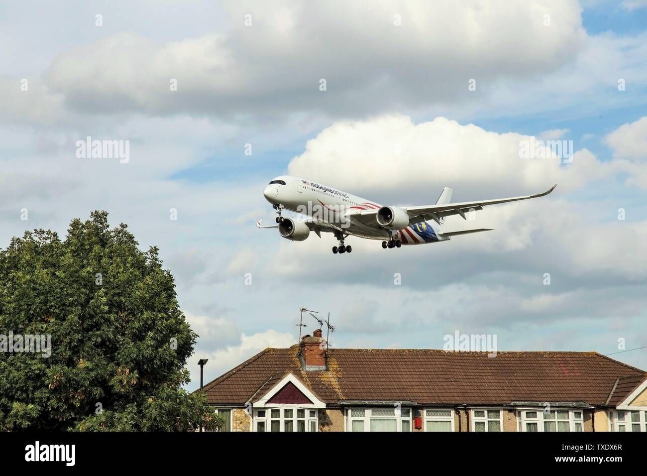 Malaysia Airlines atterraggio aereo all'aeroporto di Heathrow di Londra, Regno Unito Foto Stock