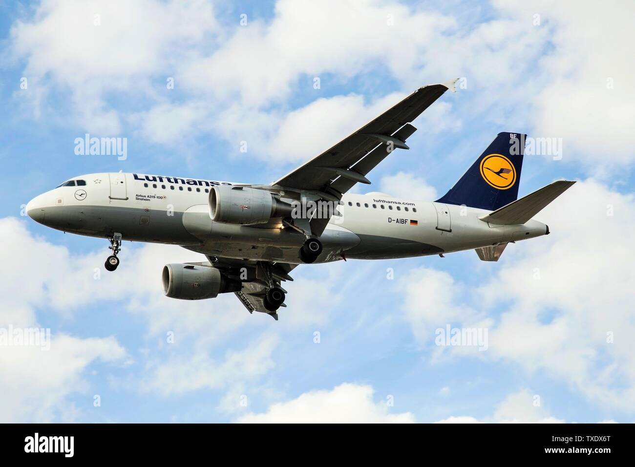 Le compagnie aeree Lufthansa di Germania atterraggio aereo all'aeroporto di Heathrow di Londra, Regno Unito Foto Stock