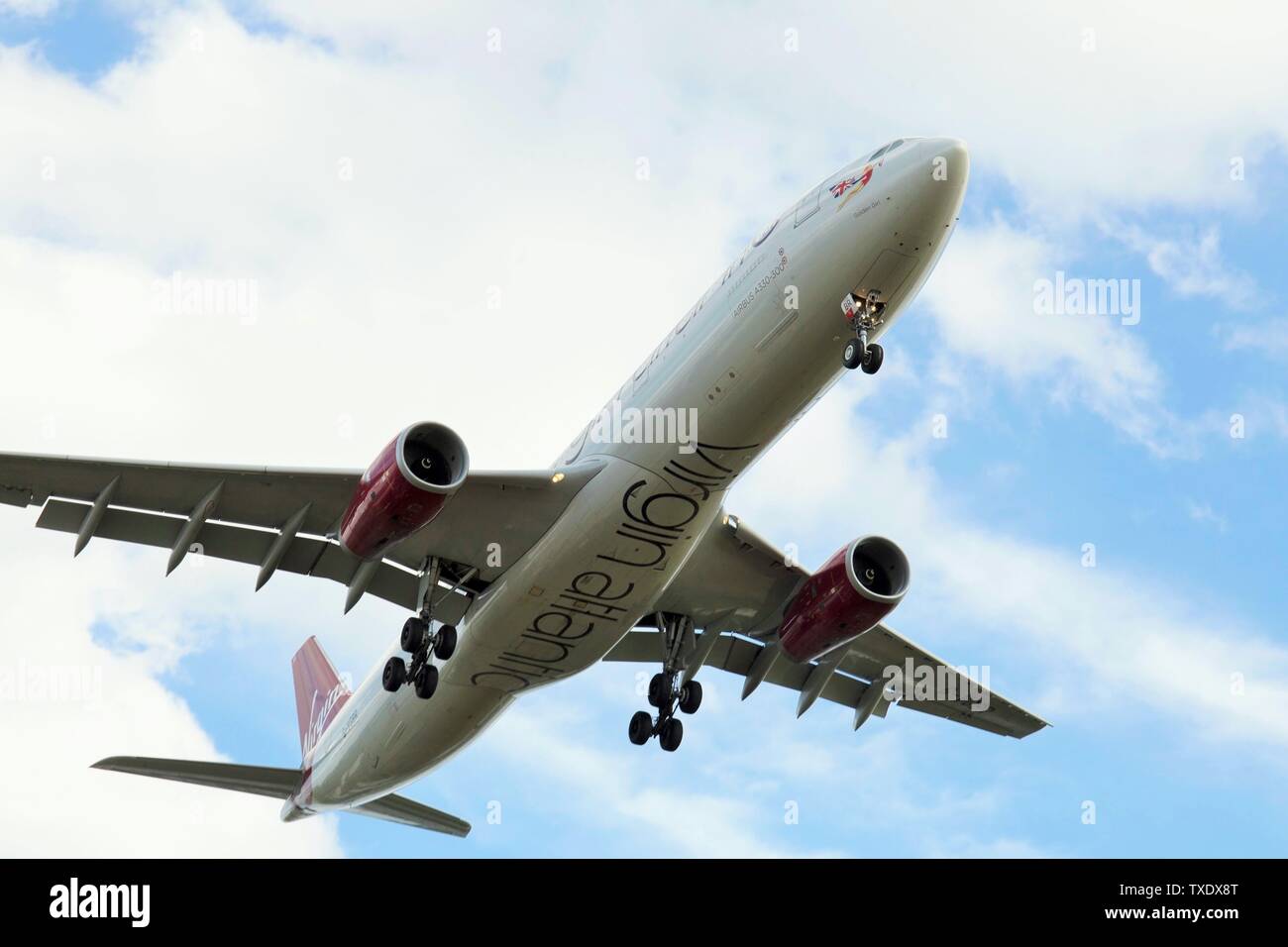 Virgin Atlantic Airlines aereo atterraggio all' Aeroporto di Heathrow di Londra, Regno Unito Foto Stock