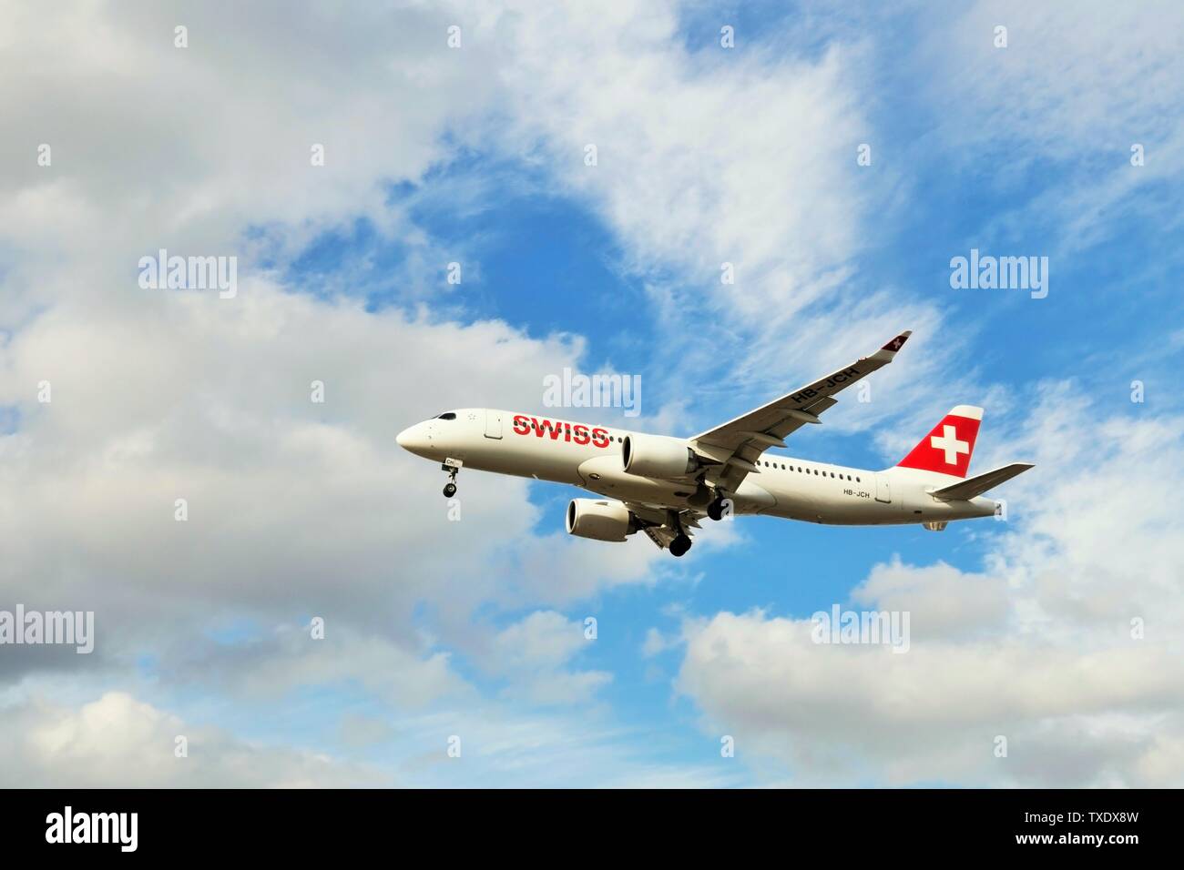 Swiss Airlines Svizzera atterraggio aereo all'aeroporto di Heathrow di Londra, Regno Unito Foto Stock