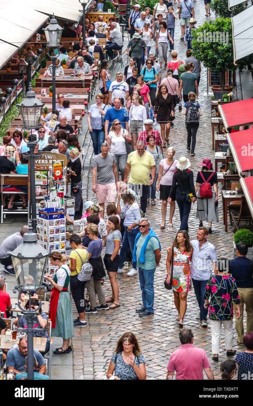 Una folla di persone turisti di Dresda in via Munzgasse, città vecchia di Dresda, Germania turismo Europa gente negozi pedonali Foto Stock