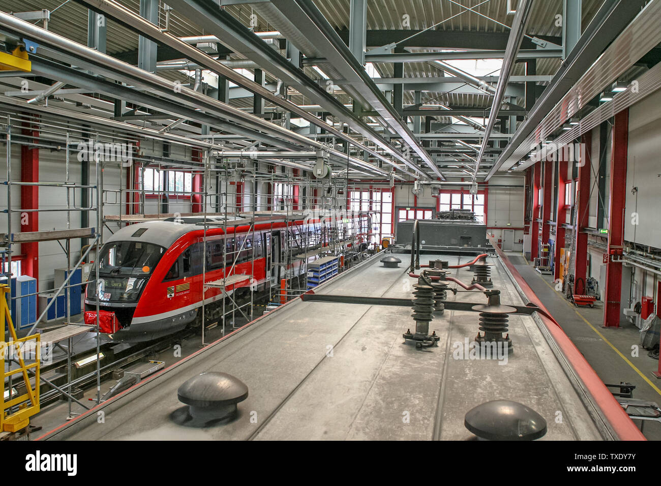 Magdeburg, Germania, Giugno 4, 2012 - Vista in un workshop di Deutsche Bahn AG con sede a Magdeburgo, dove i sistemi di aria condizionata dei treni regionali sono attualmente in fase di verifica. Foto Stock