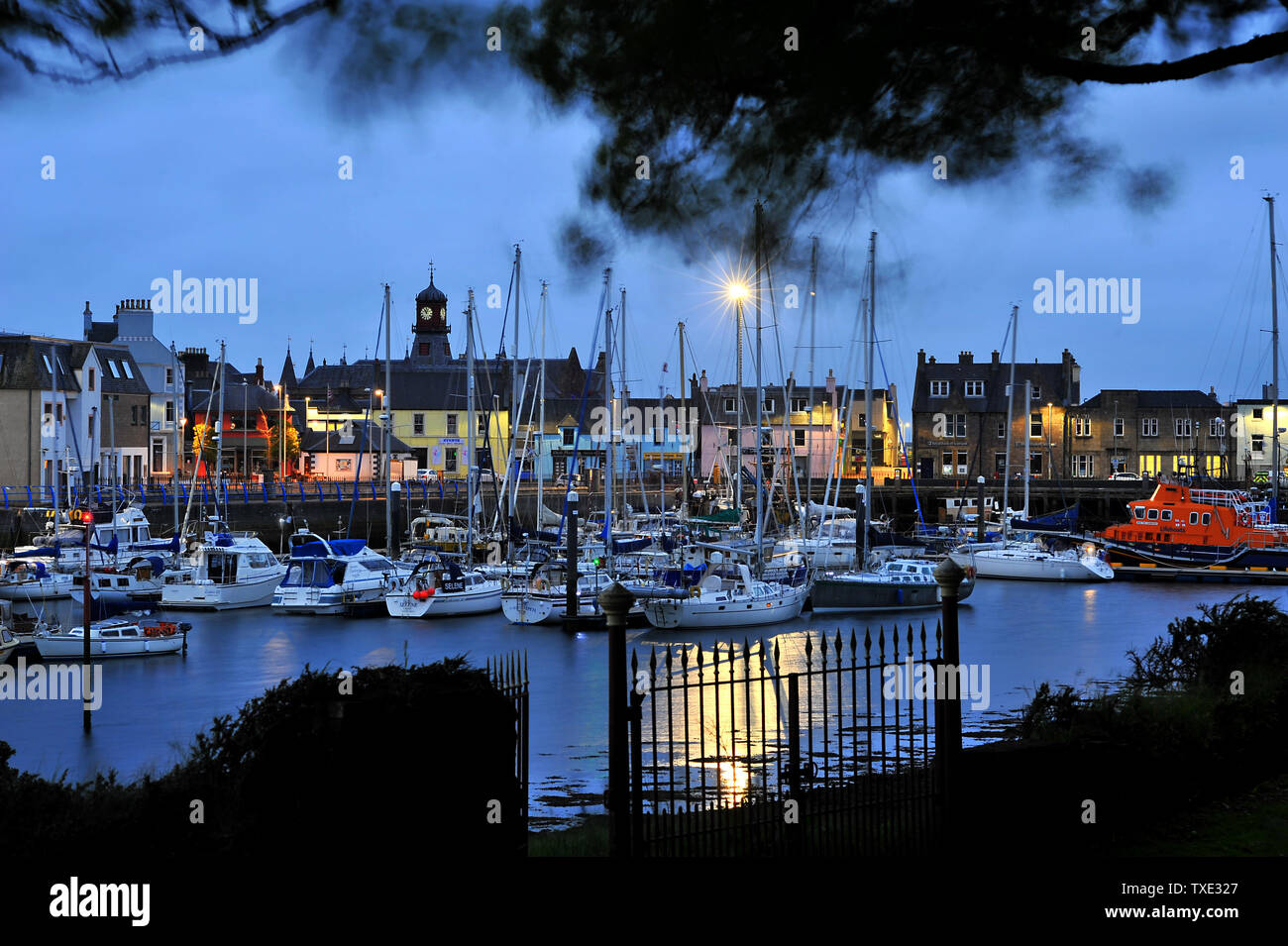 Una notte ventosa al Porto Ebrideo di pesca di Stornoway. Scozia Foto Stock