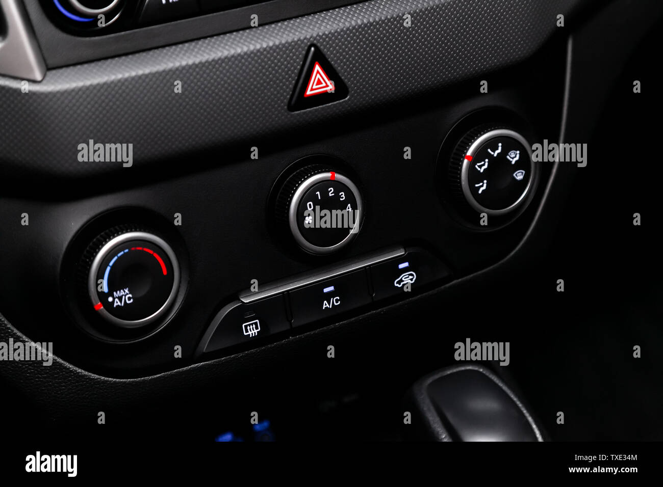 Nero dettaglio con il pulsante della climatizzazione, il cruscotto con informazioni sulla temperatura all'interno di un'auto. moderni interni auto: pezzi, pulsanti kno Foto Stock
