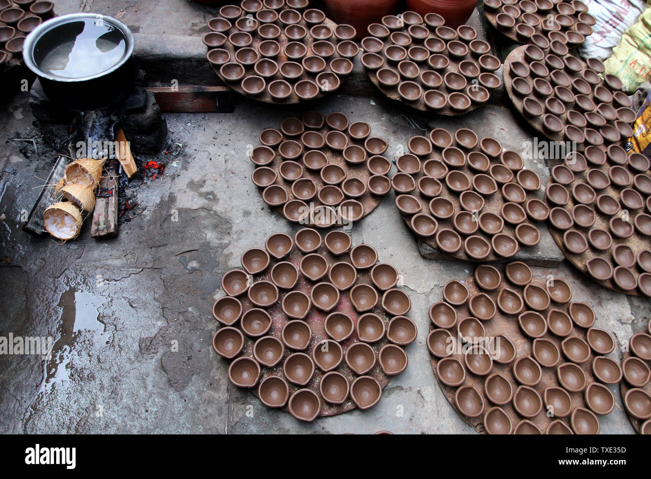 Creta di Terraglie di lampade di essiccazione, Dharavi, Mumbai, Maharashtra, India, Asia Foto Stock