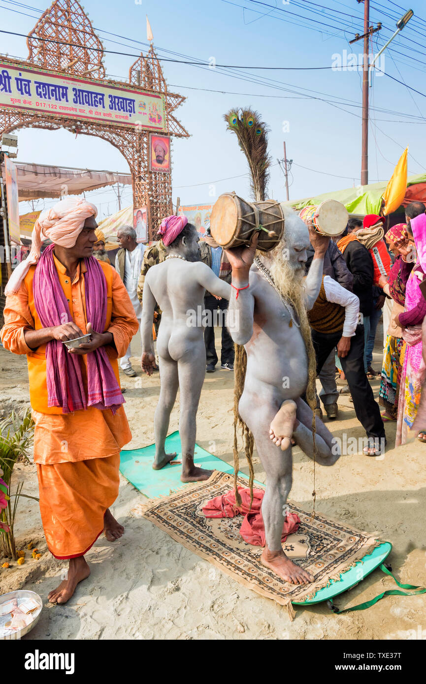 Sadhus eseguendo una cerimonia per il solo uso editoriale, di Allahabad Kumbh Mela, più grande del mondo di raccolta religiosa che, Uttar Pradesh, India Foto Stock