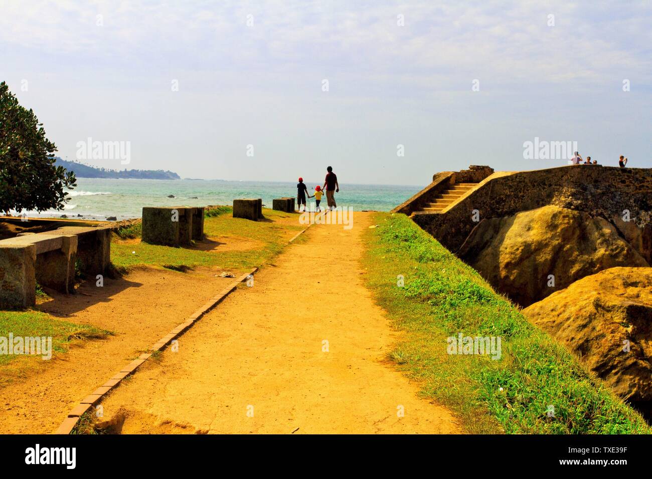 Persone sul lungomare all'interno di Fort olandese, Galle, Sri Lanka Foto Stock