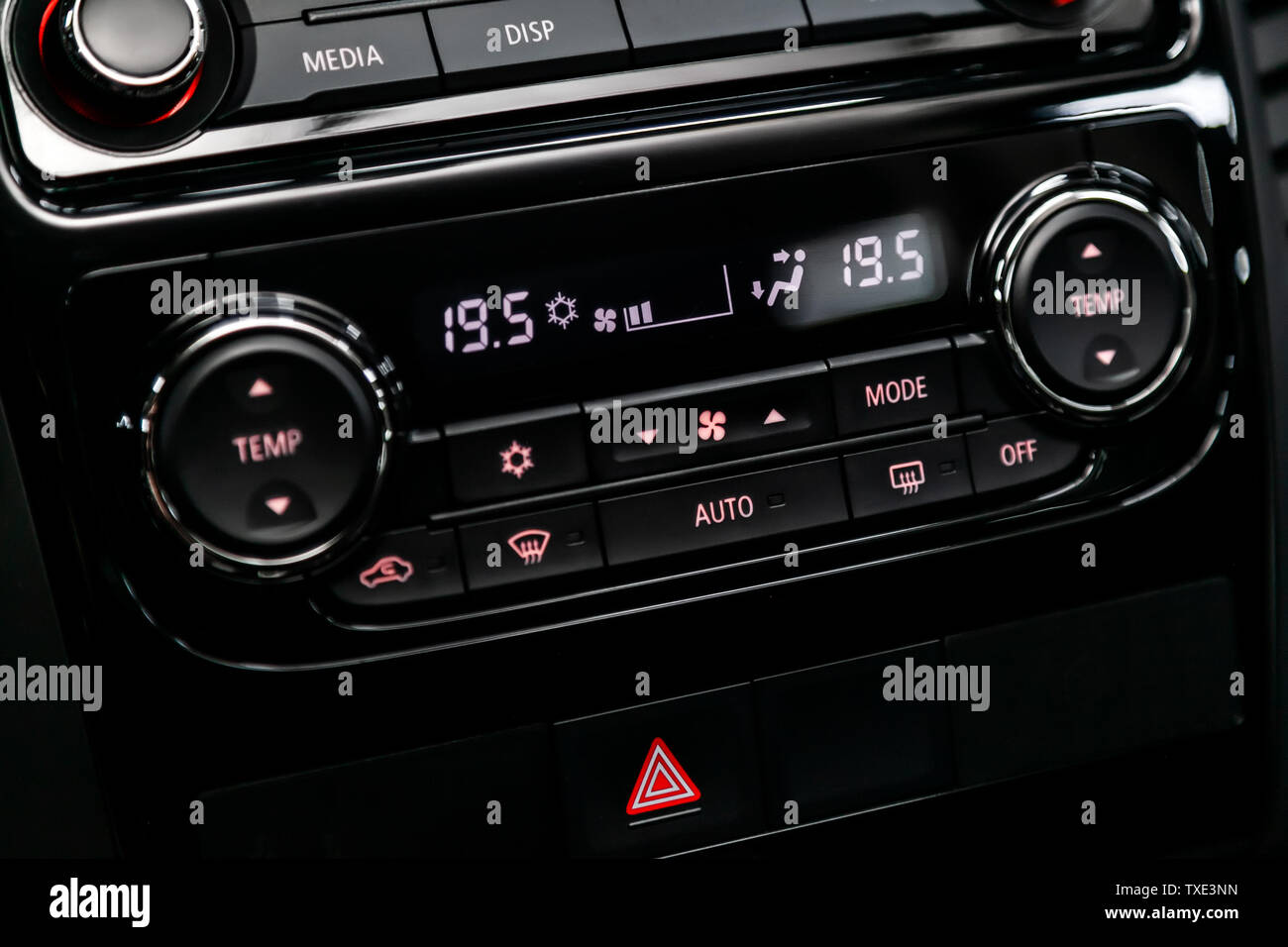 Nero dettaglio con il pulsante della climatizzazione, il cruscotto con informazioni sulla temperatura all'interno di un'auto. moderni interni auto: pezzi, pulsanti kno Foto Stock