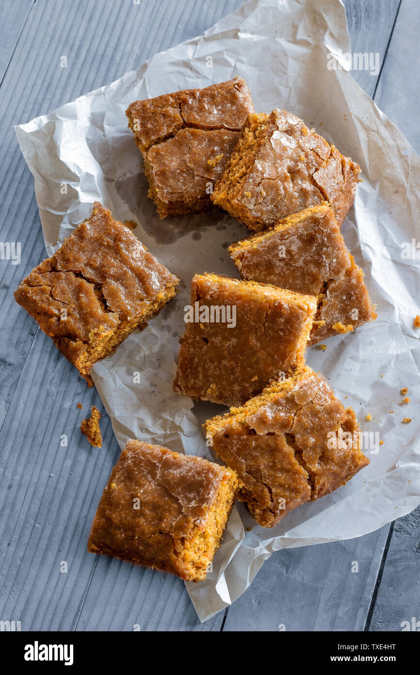 Torta al limone, senza uova, con glassa di zucchero, Blondie, sfondo bianco Foto Stock