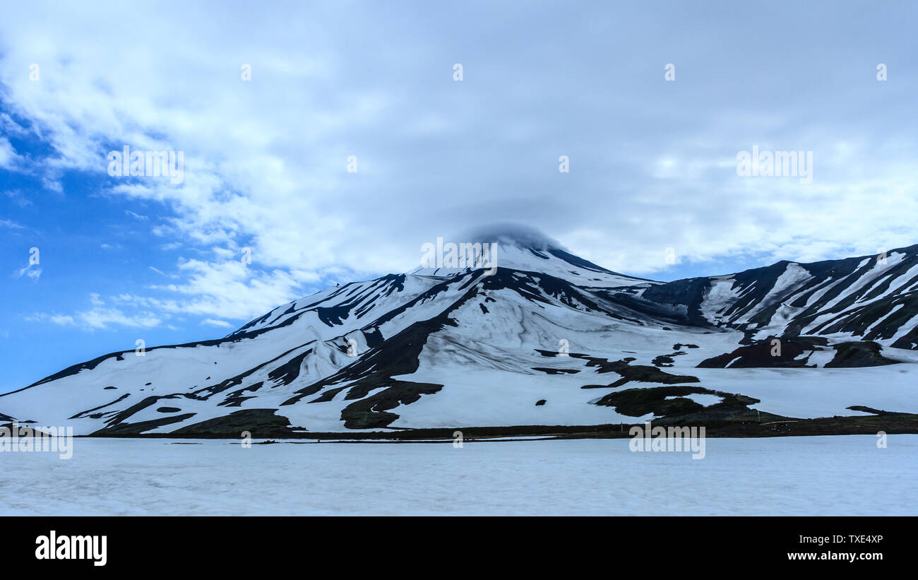 Vulcano Avacha. (Lenticolare a forma di lente) nuvole sopra il vulcano. Penisola di Kamchatka, Russia Foto Stock