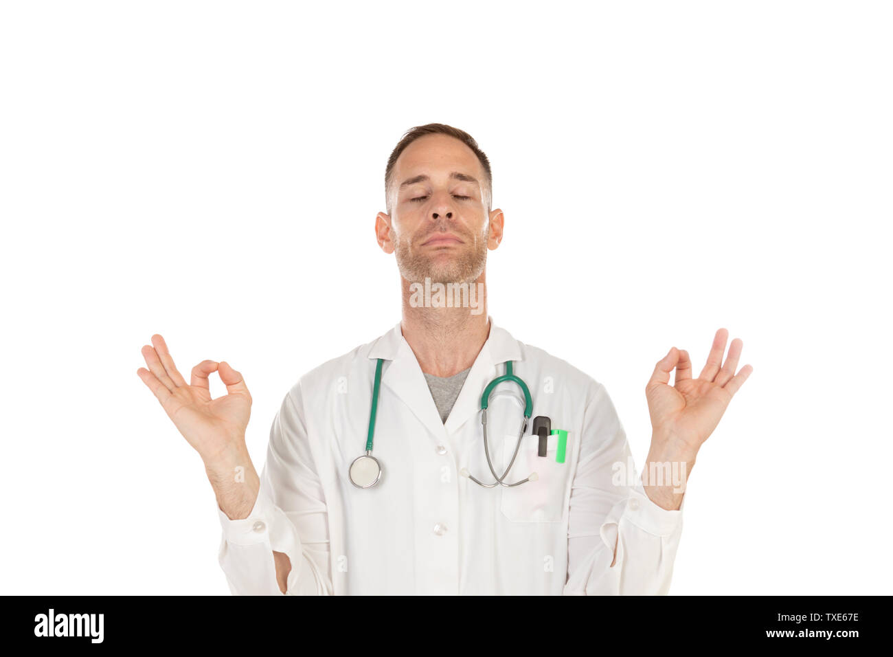 Giovane medico mettere in pratica le tecniche di rilassamento per ridurre lo stress isolato su uno sfondo bianco Foto Stock