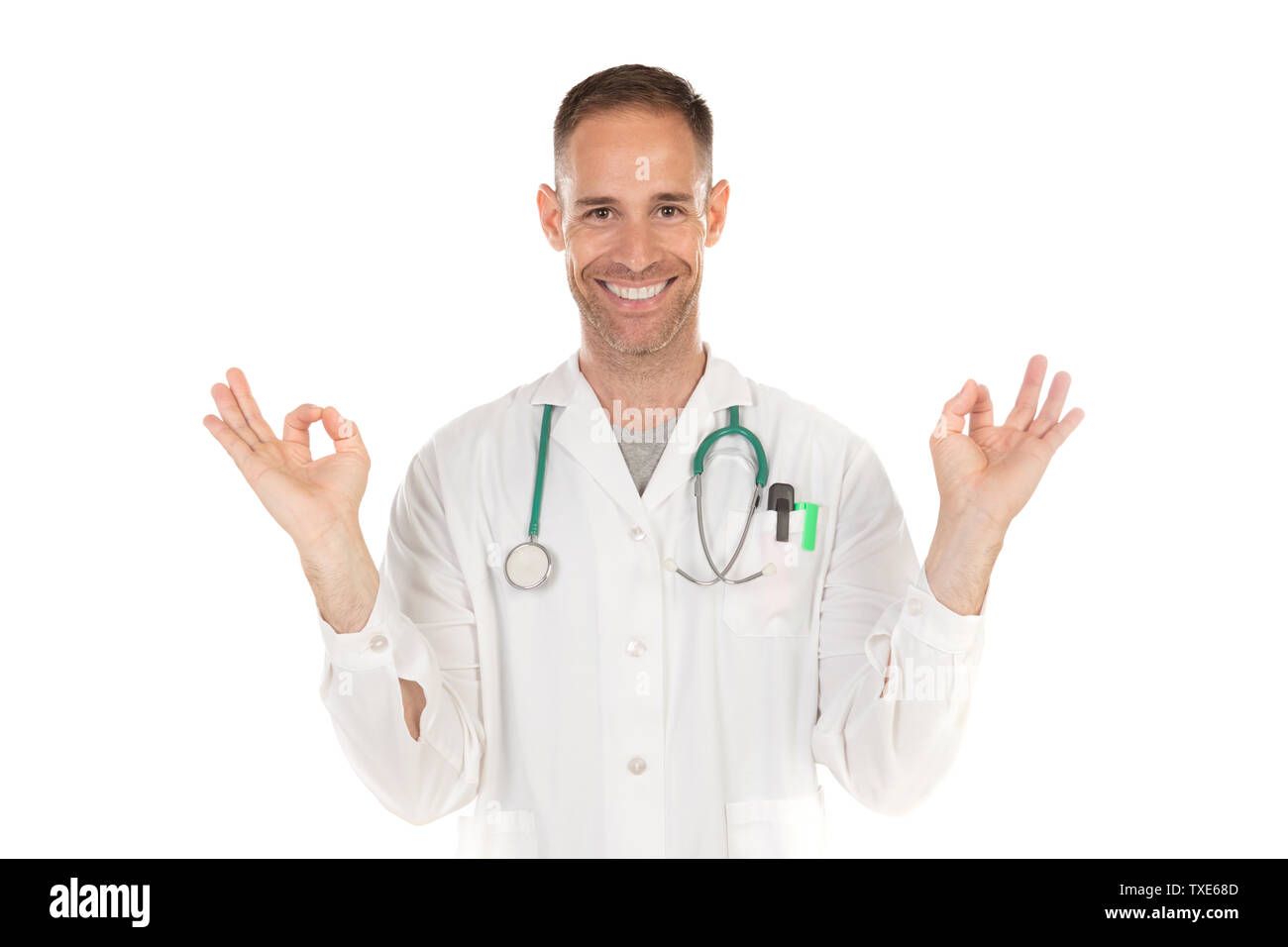 Giovane medico mettere in pratica le tecniche di rilassamento per ridurre lo stress isolato su uno sfondo bianco Foto Stock