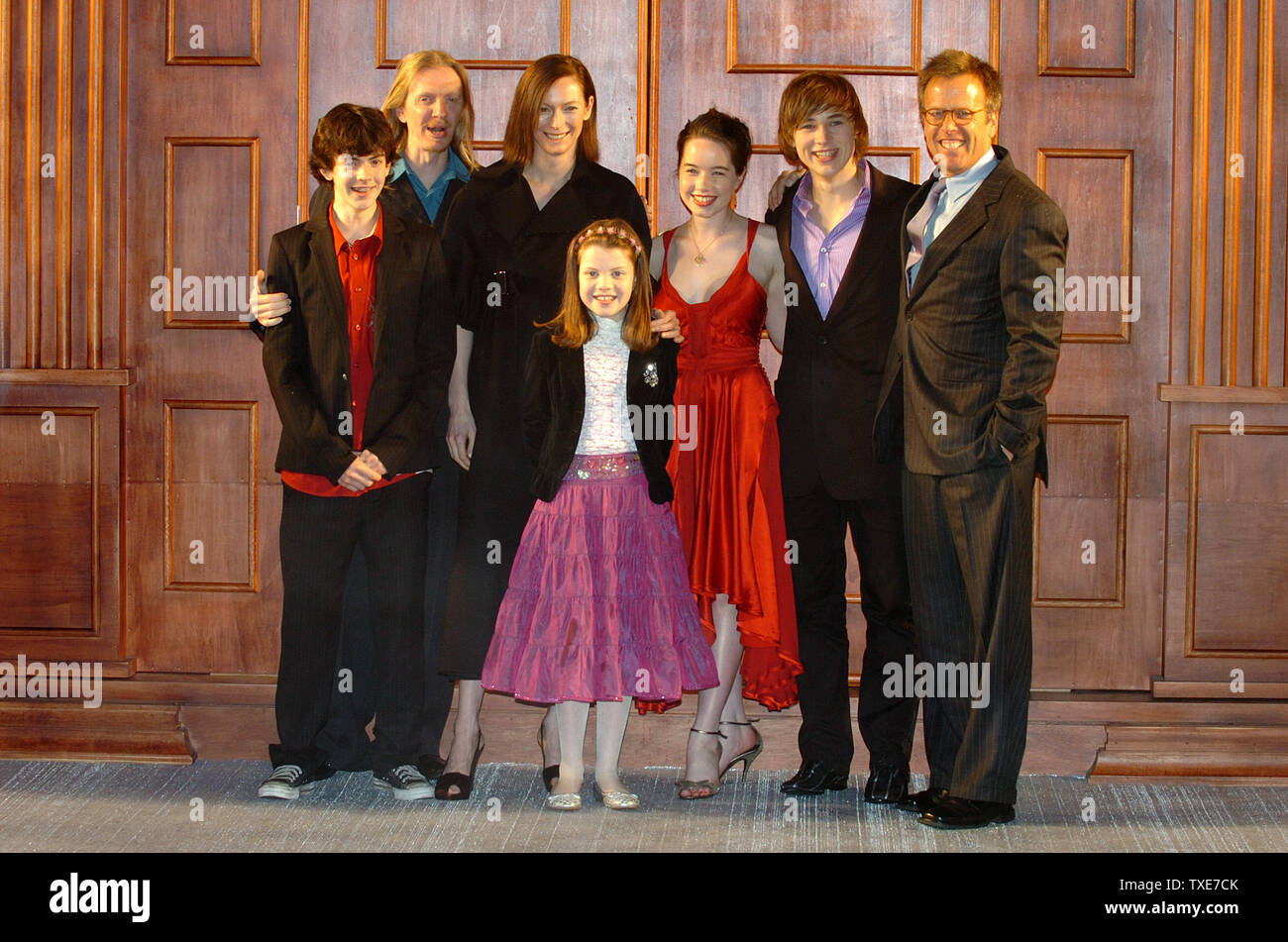 Durante la promozione mediatica di un nuovo film "Le Cronache di Narnia" a Tokyo su Feb.16, 2006, in posa per le telecamere sono: (L - R) il regista del film Andrew Adamson attori e attrici Skandar Keynes, Tilda Swinton, Georgie Henley, Anna Popplewell, William Moseley e produttore di film di Mark Johnson. (UPI foto/Keizo Mori) Foto Stock