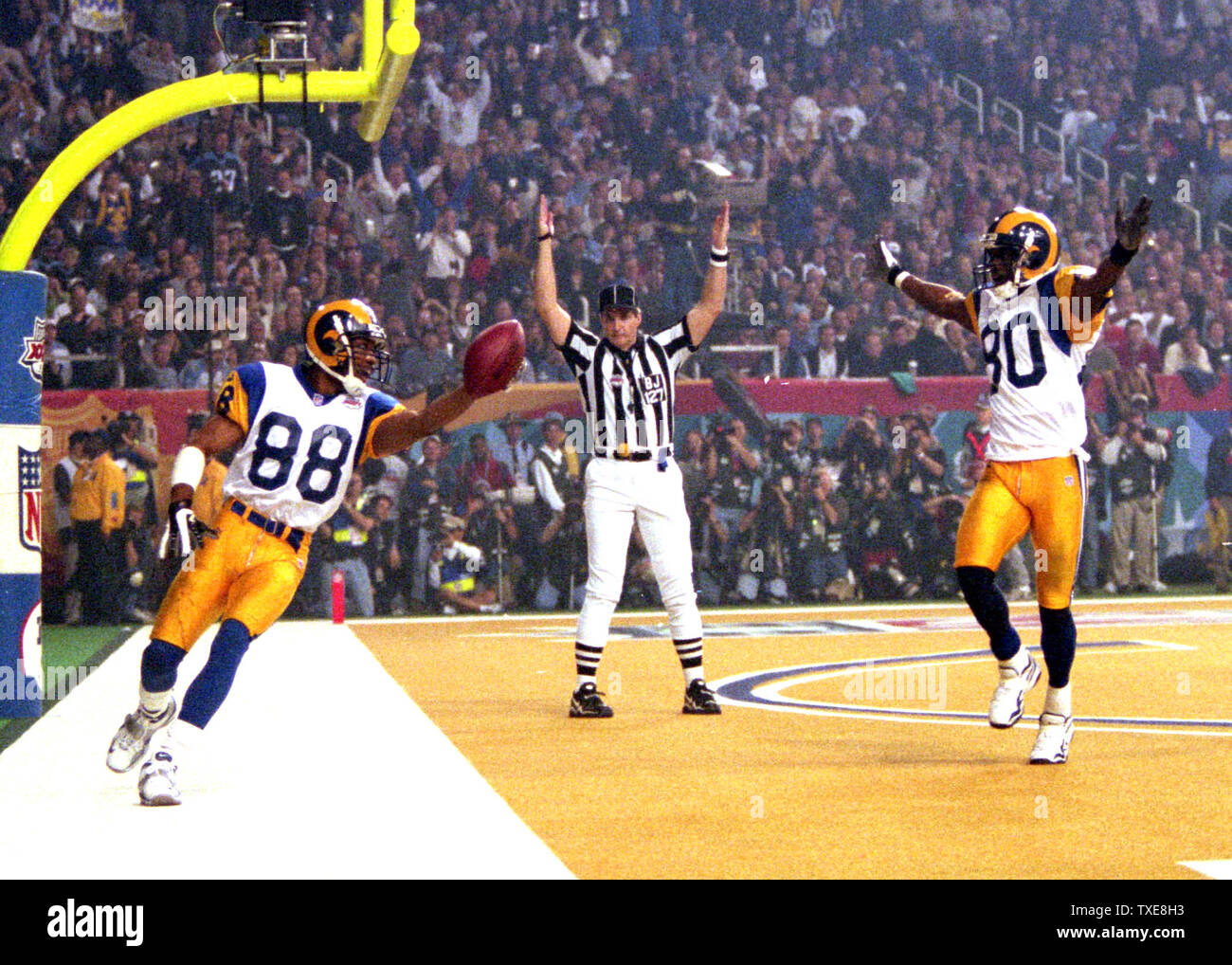 ATL2000013030 - 30 gennaio 2000 - ATLANTA, GEORGIA, STATI UNITI D'AMERICA: Rams Torry Holt (L) mantiene la sfera dopo aver segnato un TD Super Bowl XXXIV. Torna giudice Bill Leavy (C) ed arieti Issac Bruce il segnale TD. ts/Susan Knowles UPI Foto Stock