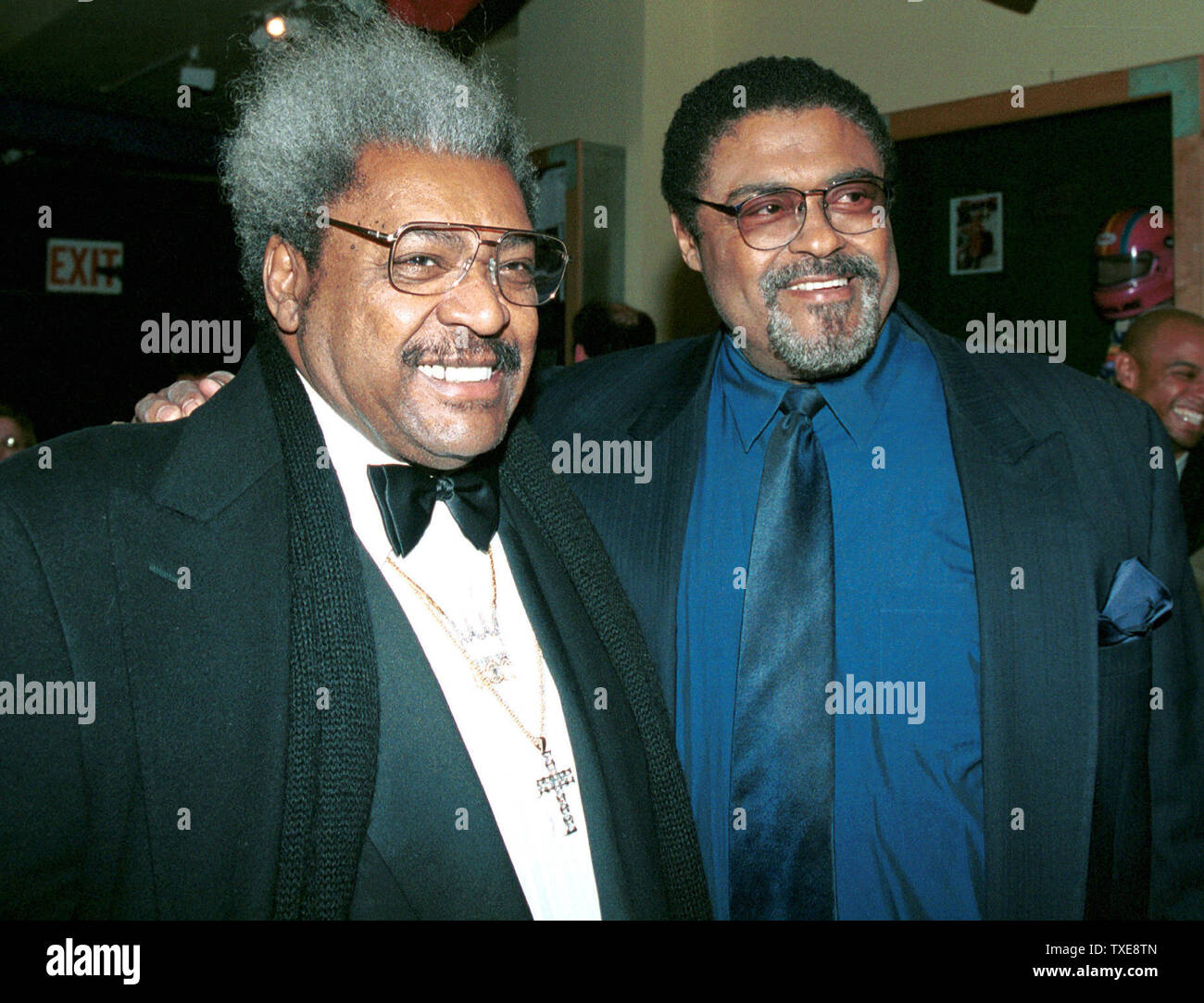 NYP2000012106 - 21 gennaio 2000 - NEW YORK NEW YORK, Stati Uniti d'America: Boxing promoter Don King e attore Rosie Greer pongono per la stampa, 21 gennaio, all'Allstar Cafe, nella città di New York prima di Don King ha annunciato la Felix Trinidad e David Reid incontro di boxe che si terrà il 23 marzo a Palazzo Cesari. jr/HRC/Hayden Roger Celestin UPI Foto Stock