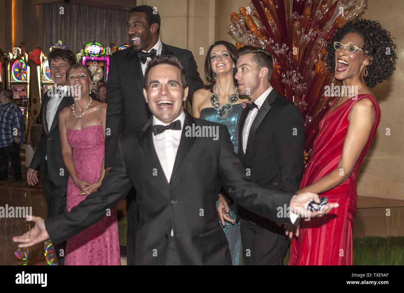Miss America giudici (L-R) Joshua Bell, Barbara Corcoran, Amar"e Stoudemire, Deidre Downs Gunn, Lance Bass e Carla Hall rompere con le risate come compagni di giudicare Mario Cantone (centro) mostra alzati fino a tardi per i fotografi prima il corteo di Atlantic City, 15 settembre 2013. Miss America 2014 sarà incoronato tardi stasera. UPI/John Anderson Foto Stock