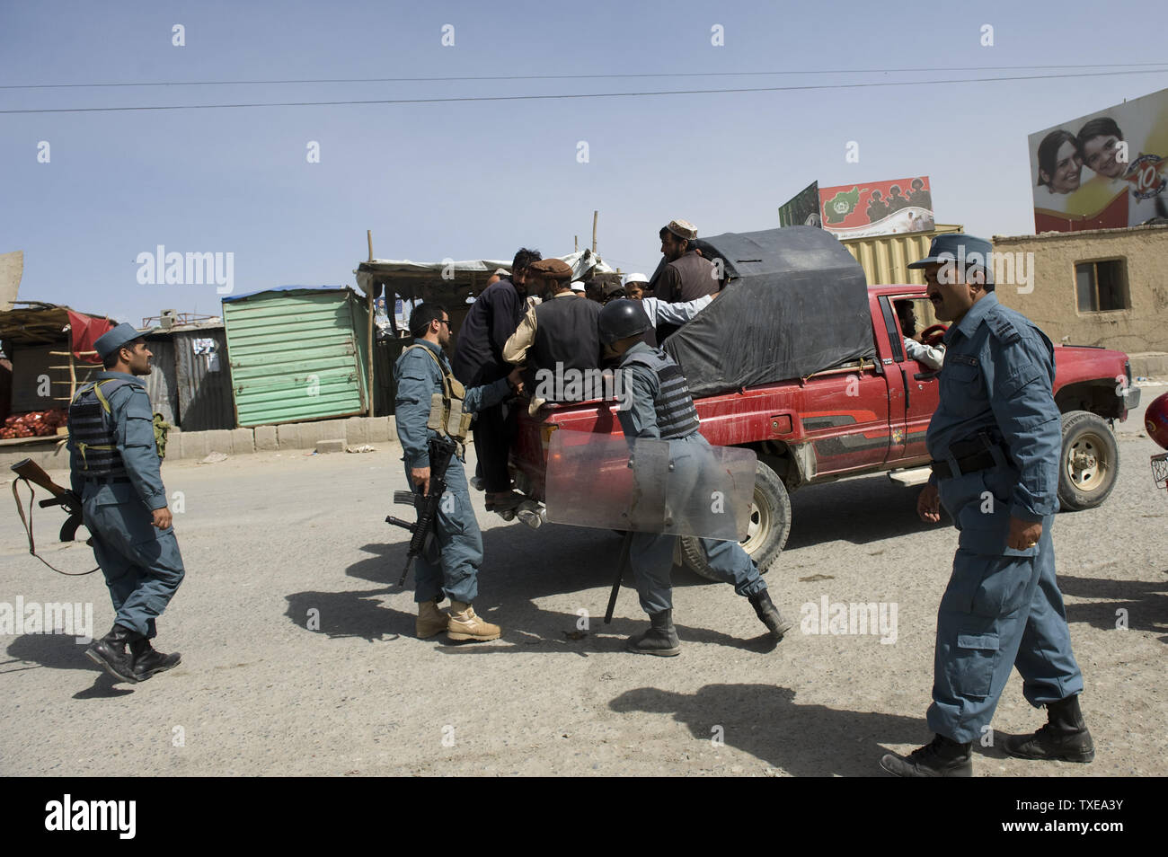 Polizia afgana pattugliare le strade durante disordini a Kabul il 15 settembre 2010. Centinaia di afgani versata su strade di Kabul per protestare contro i piani, cancellate giorni fa da un pastore di noi per masterizzare copie del Corano, funzionari e testimoni ha detto. I dimostranti hanno lanciato pietre contro poliziotti antisommossa dopo gli ufficiali hanno impedito loro di marciare verso il centro della città, un ministero degli interni portavoce ha detto. UPI Foto Stock