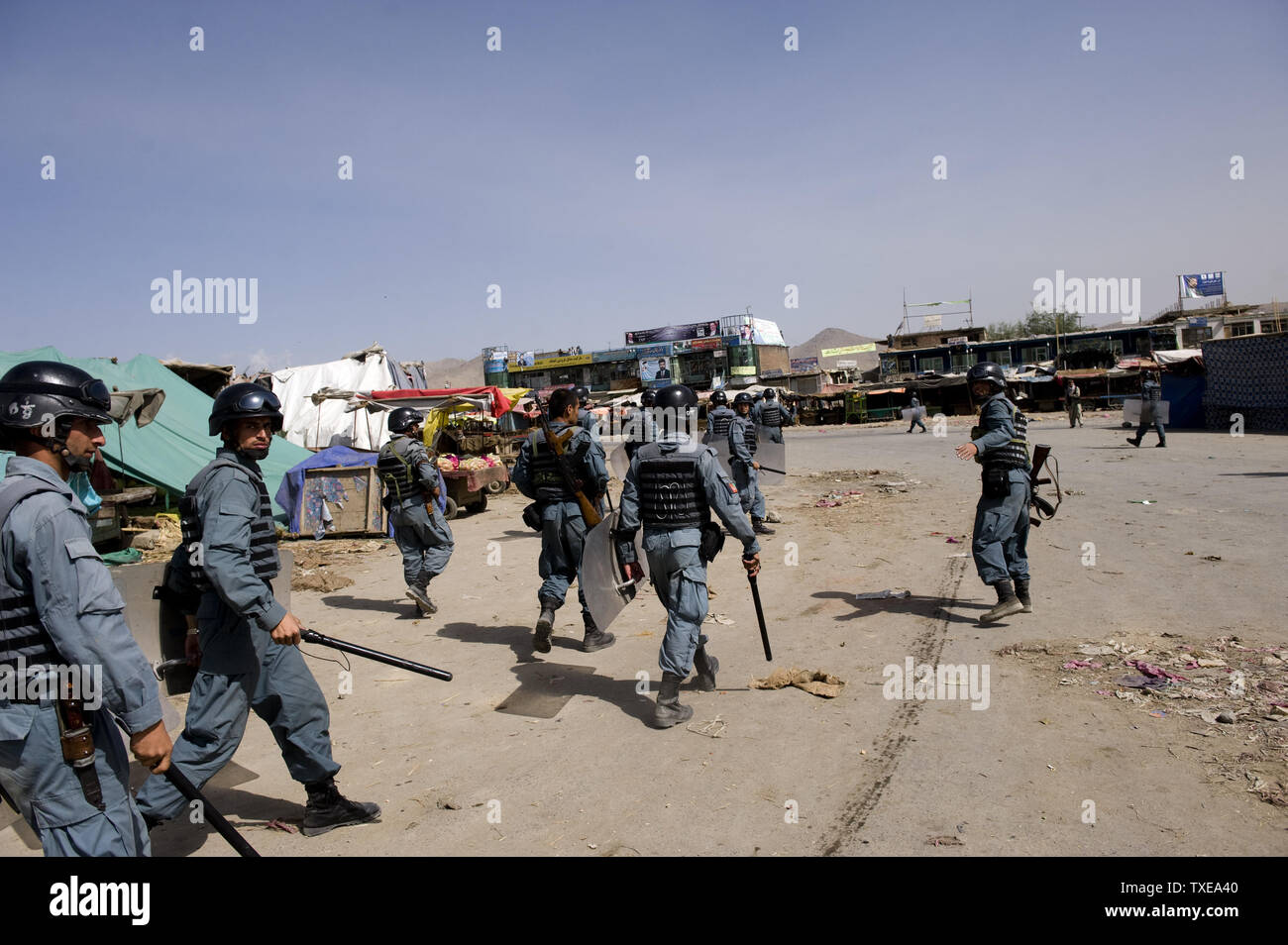 Polizia afgana pattugliare le strade durante disordini a Kabul il 15 settembre 2010. Centinaia di afgani versata su strade di Kabul per protestare contro i piani, cancellate giorni fa da un pastore di noi per masterizzare copie del Corano, funzionari e testimoni ha detto. I dimostranti hanno lanciato pietre contro poliziotti antisommossa dopo gli ufficiali hanno impedito loro di marciare verso il centro della città, un ministero degli interni portavoce ha detto. UPI Foto Stock