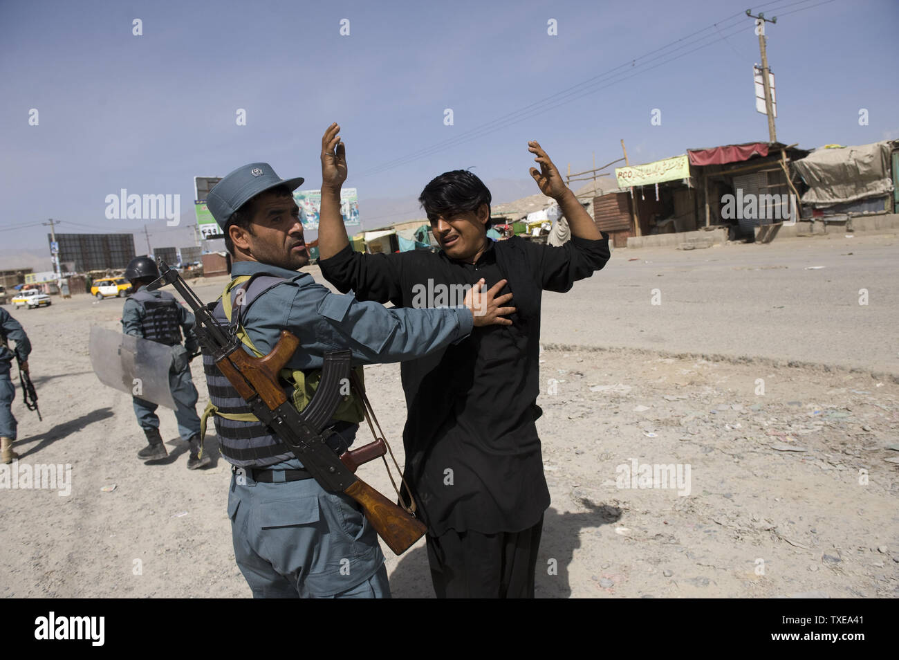 Polizia afgana arrestare un dimostratore durante disordini a Kabul il 15 settembre 2010. Centinaia di afgani versata su strade di Kabul per protestare contro i piani, cancellate giorni fa da un pastore di noi per masterizzare copie del Corano, funzionari e testimoni ha detto. I dimostranti hanno lanciato pietre contro poliziotti antisommossa dopo gli ufficiali hanno impedito loro di marciare verso il centro della città, un ministero degli interni portavoce ha detto. UPI Foto Stock