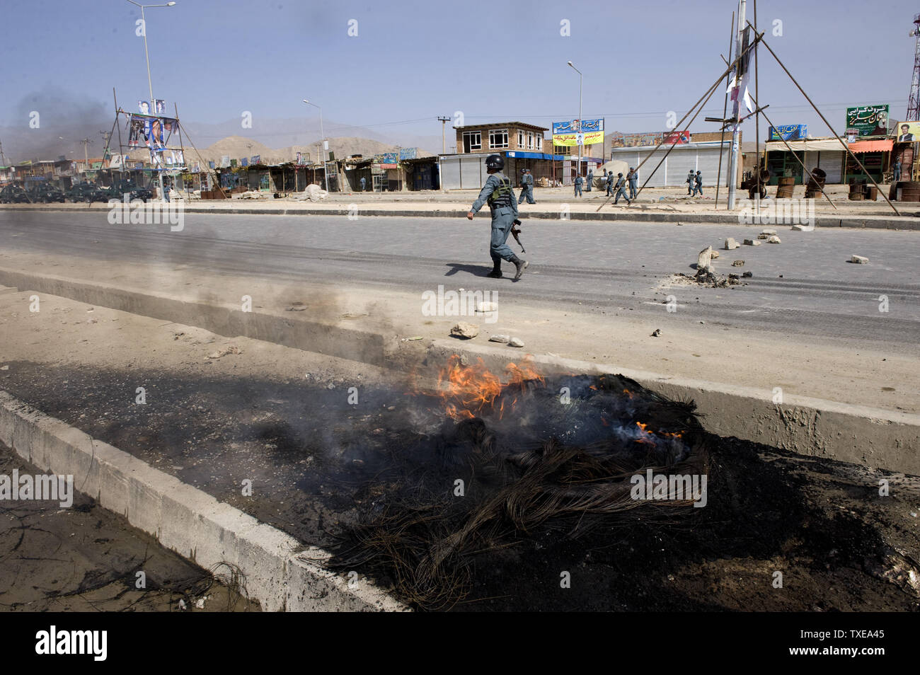 Polizia afgana pattugliare le strade durante disordini a Kabul il 15 settembre 2010. Centinaia di afgani versata su strade di Kabul per protestare contro i piani, cancellate giorni fa da un pastore di noi per masterizzare copie del Corano, funzionari e testimoni ha detto. I dimostranti hanno lanciato pietre contro poliziotti antisommossa dopo gli ufficiali hanno impedito loro di marciare verso il centro della città, un ministero degli interni portavoce ha detto. UPI Foto Stock