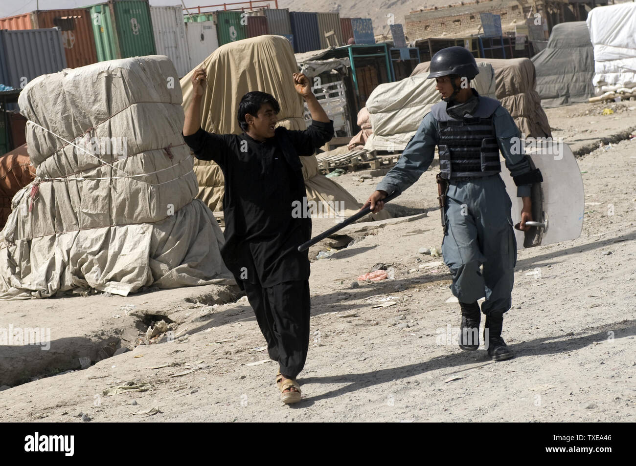 Polizia afgana arrestare un dimostratore durante disordini a Kabul il 15 settembre 2010. Centinaia di afgani versata su strade di Kabul per protestare contro i piani, cancellate giorni fa da un pastore di noi per masterizzare copie del Corano, funzionari e testimoni ha detto. I dimostranti hanno lanciato pietre contro poliziotti antisommossa dopo gli ufficiali hanno impedito loro di marciare verso il centro della città, un ministero degli interni portavoce ha detto. UPI Foto Stock