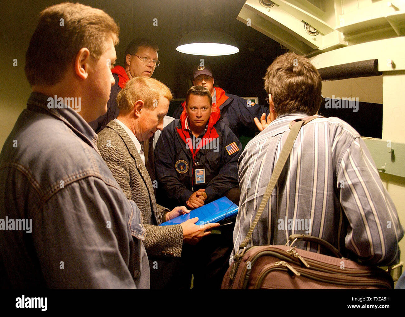 Grandi William White, della difesa per la riduzione della minaccia Escort Agenzia capo del team, ascolta le domande da un russo trattato di riduzione delle armi strategiche (START) team di ispezione linguista, durante l'ispezione di un Minuteman II missile silo di formazione a Ellsworth Air Force Base, S.D. su Ott. 21. Il Russo START team di ispezione è qui per verificare Ellsworth per la conformità con il trattato firmato nel luglio 1991, il che ha ridotto gli Stati Uniti e la Russia arsenali strategici dal 30 al 40 percento. (UPI/Michael Keller/AFIE) Foto Stock
