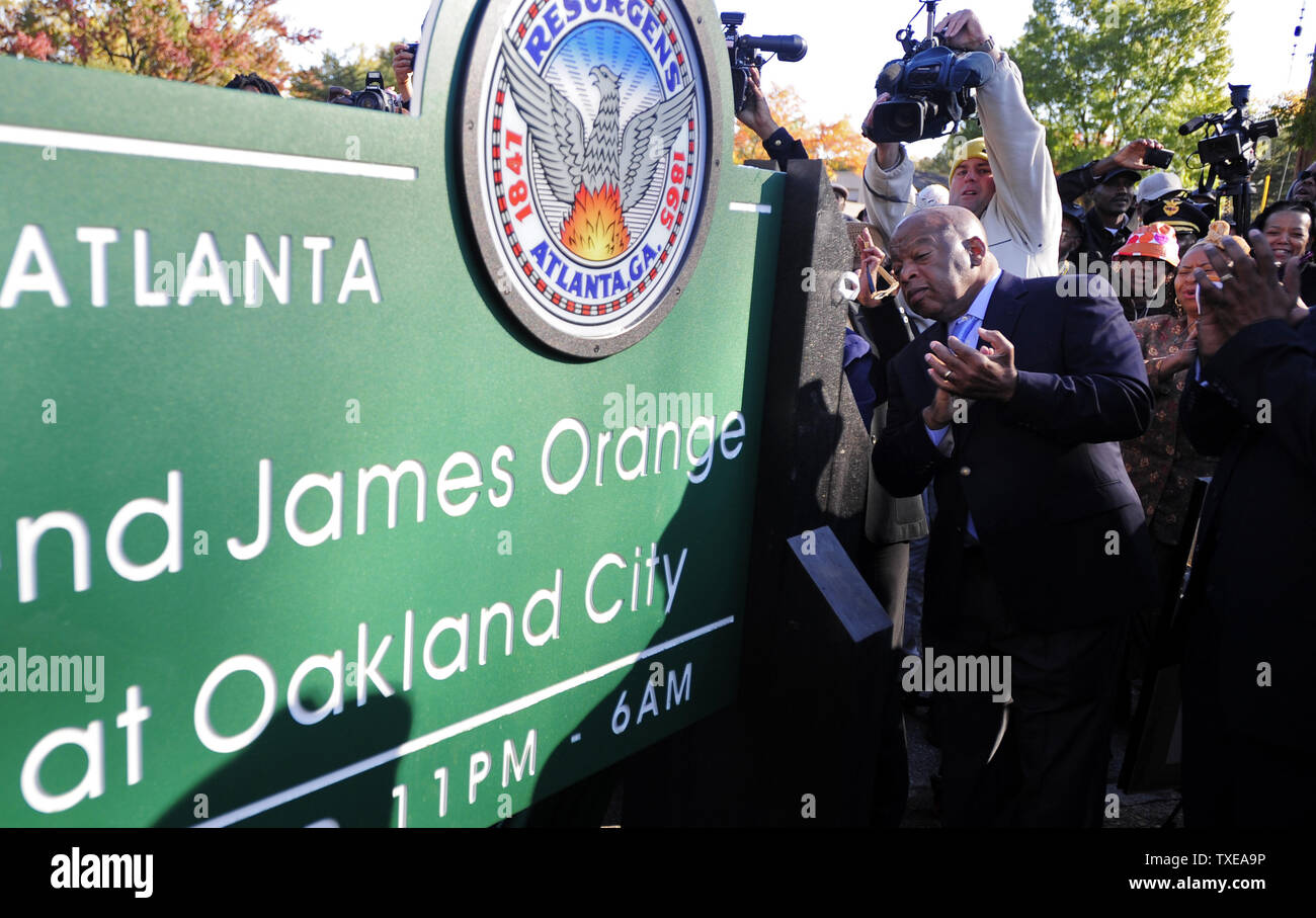 Sost. John Lewis, D-Ga., ispeziona un segno per la dedicazione del Rev. James Orange Park in Atlanta Sabato, Ottobre 29. 2011, denominato per il ritardo Rev. James arancione, un leader dei diritti civili e attivista che ha organizzato delle marche e la registrazione degli elettori rigidi per oltre quarant'anni. Orange è stato assunto da Martin Luther King Jr. come primo campo staffer per la Southern Christian Leadership Conference (SCLC) nelle prime fasi del movimento per i diritti civili. Orange morì nel 2008. UPI foto/David Tulis Foto Stock