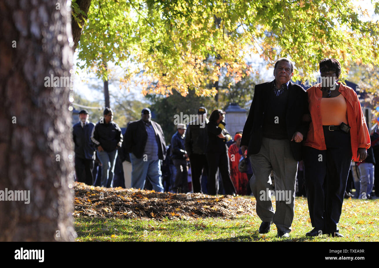 Ex U.N. Ambasciatore Andrea giovani, centro è accompagnato a un cerimoniale di marzo dall'ingresso del padiglione da Jamida arancione, figlia del ritardo Rev. James arancione, per contribuire ad aprire il Rev. James Orange Park a Oakland City in Atlanta Sabato, Ottobre 29, 2011. Alla fine del leader dei diritti civili e attivista, morto nel 2008, promosso marce e la registrazione degli elettori rigidi per oltre 40 anni, incluso il 1963 marzo su Washington e arancione è stato assunto da Martin Luther King Jr. come primo campo staffer per la Southern Christian Leadership Conference (SCLC). UPI foto/David Tulis Foto Stock