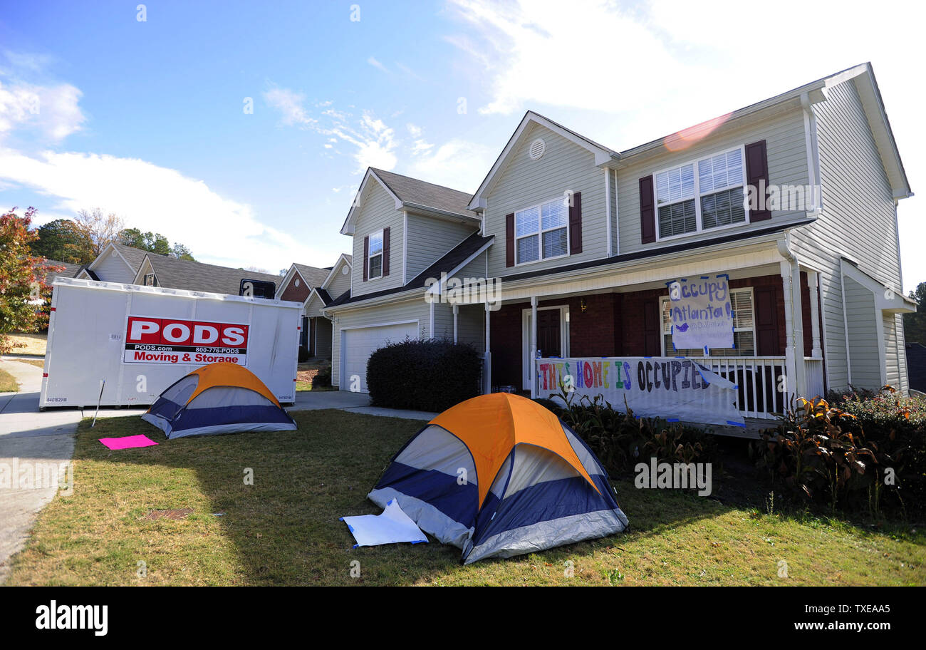 Occupare il movimento Atlanta manifestanti prendere il loro messaggio al di fuori del perimetro di Atlanta per una casa in procedimenti di preclusione in Snellville, Ga., area di Gwinnett County, al di fuori di Atlanta, il martedì, nov. 8, 2011. Il occupare movimento di Atlanta ha iniziato a trenta giorni fa dopo simili proteste di New York e di Oakland. UPI foto/David Tulis Foto Stock