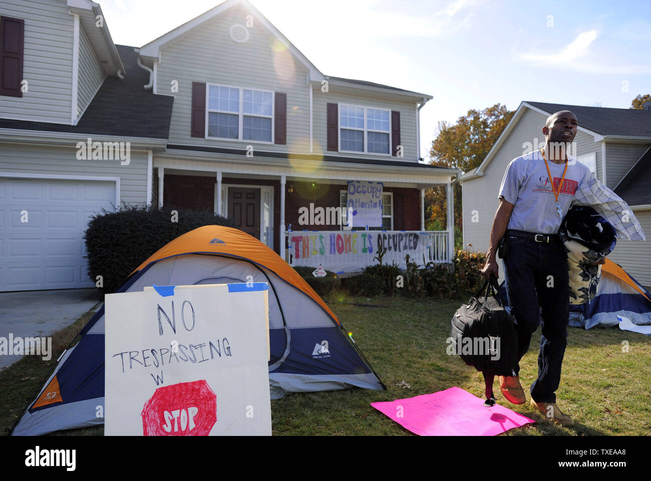 Occupare Atlanta protester Ron Allen passeggiate con i suoi beni dopo aver trascorso la notte in una casa sotto la preclusione del procedimento nella Snellville, Ga., area di Gwinnett County, al di fuori di Atlanta, il martedì, nov. 8, 2011. Gli organizzatori stanno portando l'attenzione sulla piaga del capofamiglia Tawanna Rorey, chi ha detto che una rapida tela del suo quartiere mostra almeno sette delle 23 case vicine sotto la minaccia di preclusione del mercato. Il occupare movimento di Atlanta ha iniziato a trenta giorni fa dopo simili proteste di New York e di Oakland. UPI foto/David Tulis Foto Stock