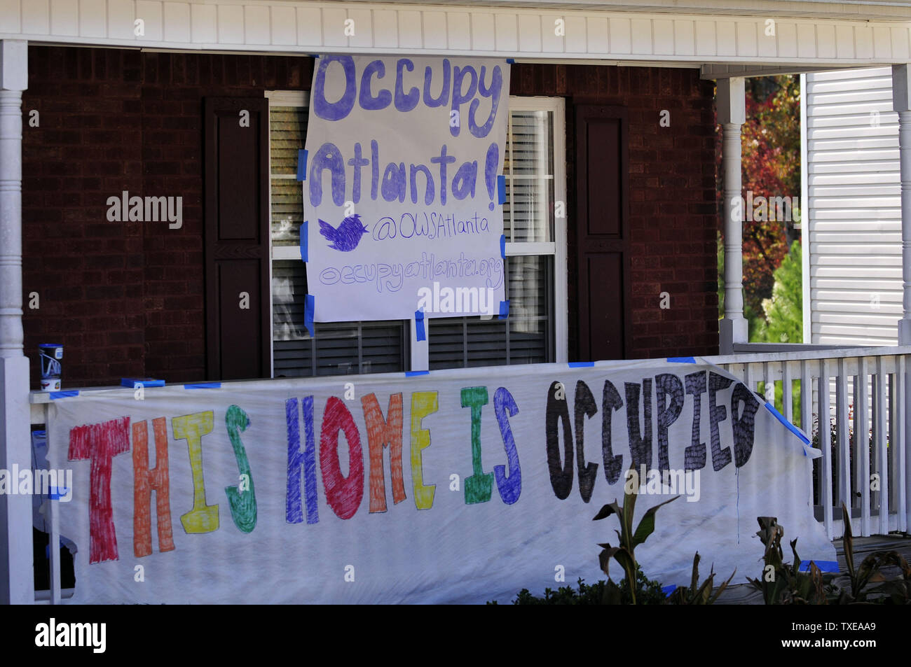 Occupare il movimento Atlanta manifestanti prendere il loro messaggio al di fuori del perimetro di Atlanta per una casa in procedimenti di preclusione in Snellville, Ga., area di Gwinnett County, al di fuori di Atlanta, il martedì, nov. 8, 2011. Gli organizzatori stanno portando l'attenzione sulla piaga del capofamiglia Tawanna Rorey, chi ha detto che una rapida tela del suo quartiere mostra almeno sette delle 23 case vicine sono sotto la minaccia di preclusione del mercato. Il occupare movimento di Atlanta ha iniziato a trenta giorni fa dopo simili proteste di New York e di Oakland. UPI foto/David Tulis Foto Stock