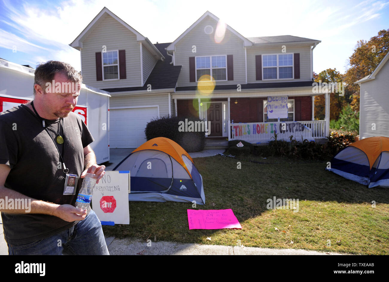 Occupare il movimento Atlanta protester Jack Holland prende il messaggio di occupato al di fuori del perimetro di Atlanta per una casa in procedimenti di preclusione in Snellville, Ga., area di Gwinnett County, al di fuori di Atlanta, il martedì, nov. 8, 2011. Holland, che hanno partecipato in un mese di proteste in downtown Atlanta Woodruff Park, ha detto, "penso che un sacco di persone sono da tre a sei mesi di distanza da essere fuori sulla strada. Sicuramente mette una faccia su di essa.' occupare Atlanta manifestanti occupano la causa del capofamiglia Tawanna Rorey per portare attenzione alle preclusioni. UPI foto/David Tulis Foto Stock