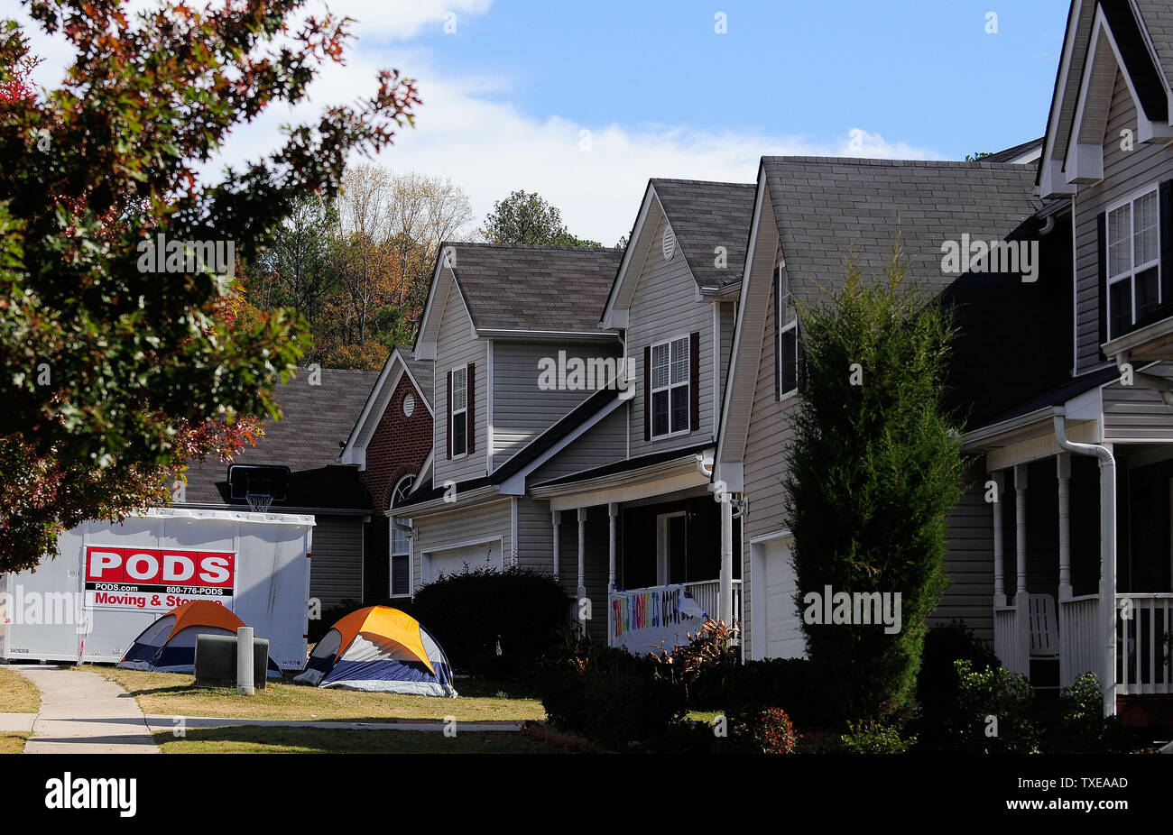 Occupare il movimento Atlanta manifestanti prendono il loro messaggio a un acero viale alberato di suddivisione e una casa in procedimenti di preclusione in Snellville, Ga., area di Gwinnett County, al di fuori di Atlanta, il martedì, nov. 8, 2011. Proprietario Tawanna Rorey detto suo quartiere ha almeno sette delle 23 case vicine, compresa la sua, sotto la minaccia di esclusione e pensa che la occupano Atlanta movimento può portare attenzione alle sofferenze di molti proprietari di abitazione nella stessa situazione. UPI foto/David Tulis Foto Stock