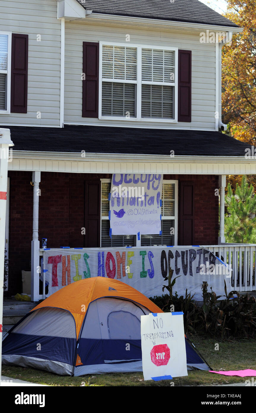 Occupare il movimento Atlanta manifestanti prendono il loro messaggio in una casa sotto la preclusione del procedimento nella Snellville, Ga., area di Gwinnett County, al di fuori di Atlanta, il martedì, nov. 8, 2011. Gli organizzatori stanno portando l'attenzione sulla piaga del capofamiglia Tawanna Rorey, che vive in un acero viale alberato di suddivisione con due auto in garage e almeno sette delle 23 case vicine sotto la minaccia di esclusione, secondo Rorey. UPI foto/David Tulis Foto Stock