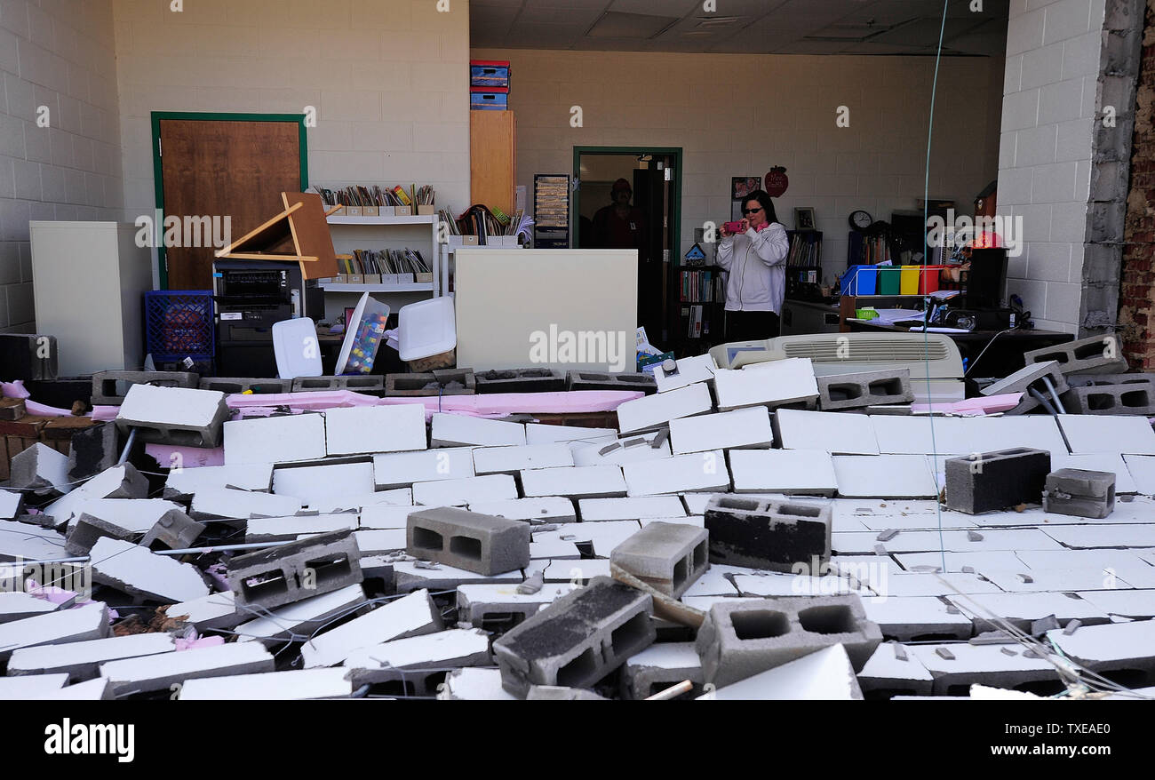 Contea di Paulding school board stati Theresa Lione prende una foto del danno ad un muro caduto in una classe a Lillian C. Poole Scuola elementare dopo un apparente tornado touch down in Rockmart, Georgia, che anche case danneggiate e la contea di aeroporto, circa 45 miglia a nord-ovest di Atlanta, il 3 marzo 2012. UPI/David Tulis Foto Stock