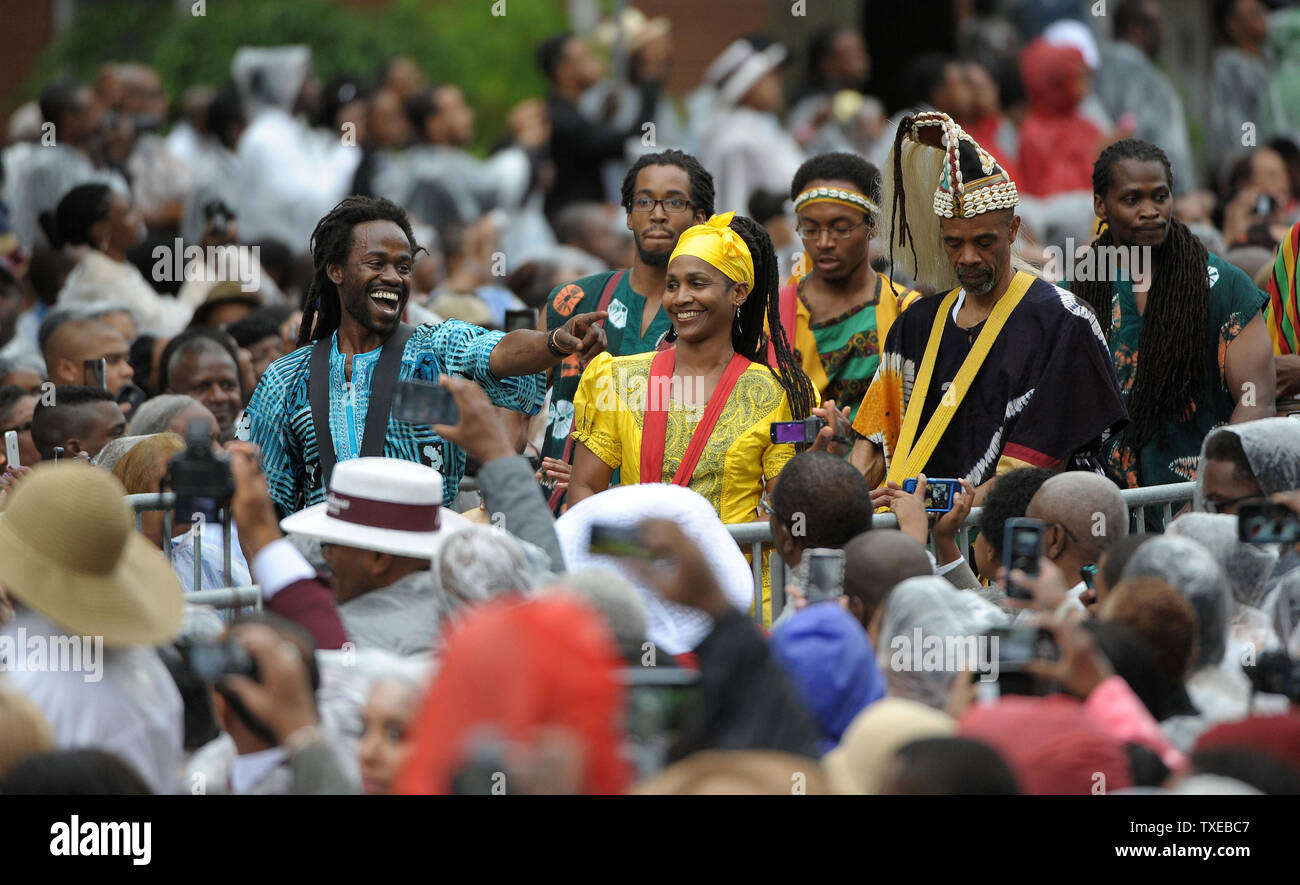 Un tradizionale tamburo africano corps conduce la laurea gli anziani al Morehouse College inizio esercizio il 19 maggio 2013, ad Atlanta. UPI/David Tulis Foto Stock