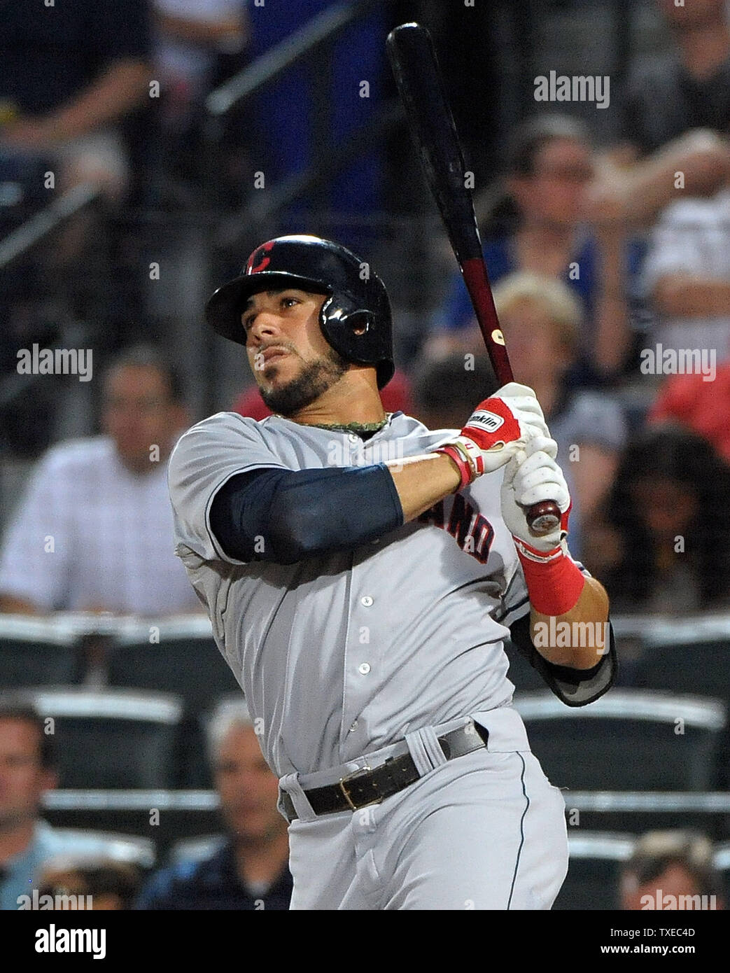 Cleveland Indians' Mike Aviles colpisce un assolo home run contro Atlanta Braves nel quarto inning al Turner Field di Atlanta, agosto 28, 2013. Aviles è colpire .264 per la stagione. UPI/David Tulis Foto Stock