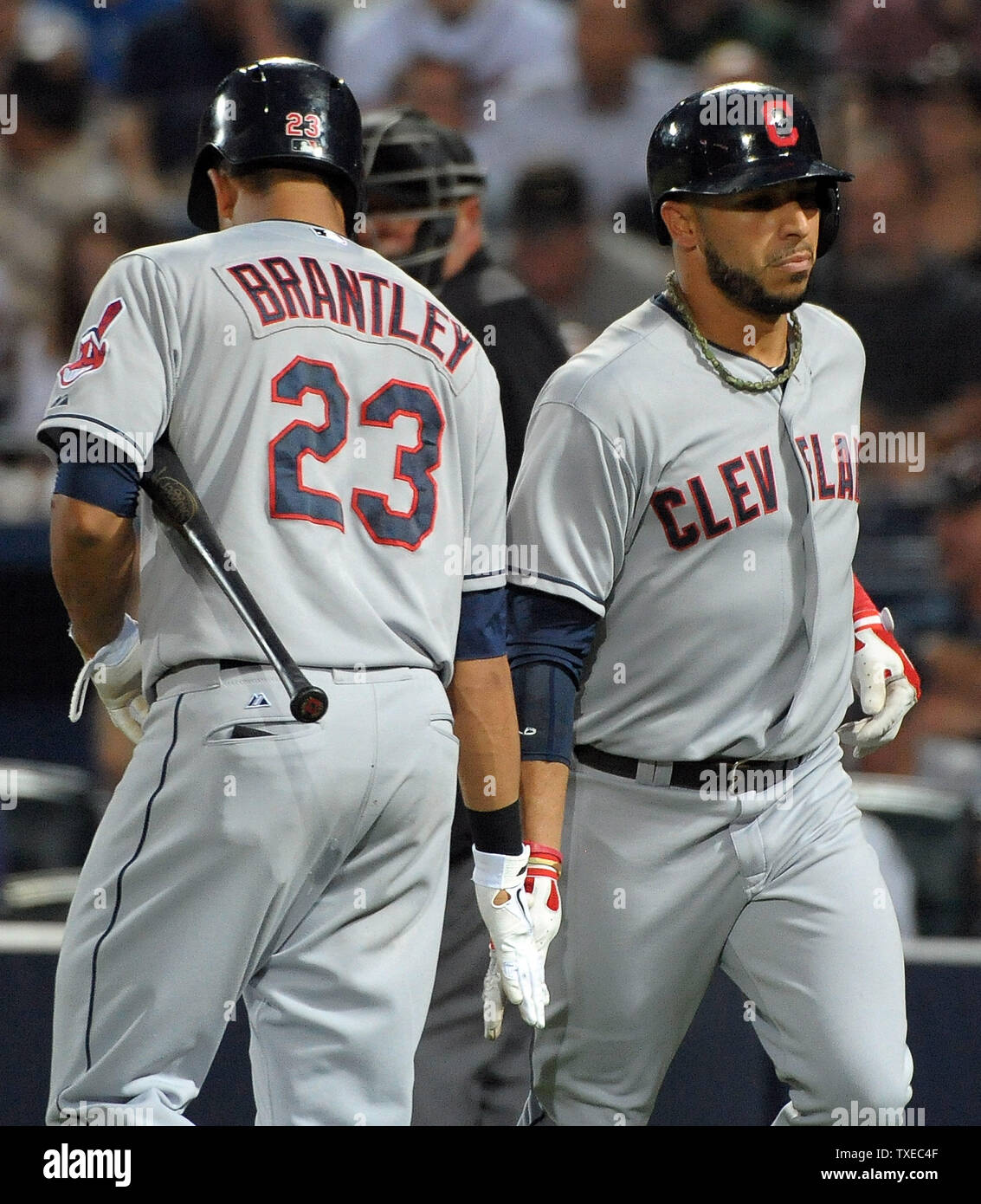 Cleveland Indians' Mike Aviles (R) si congratula con il compagno di squadra Michael Brantley dopo aver colpito un assolo home run contro Atlanta Braves nel quarto inning al Turner Field di Atlanta, agosto 28, 2013. Aviles è colpire .264 per la stagione. UPI/David Tulis Foto Stock