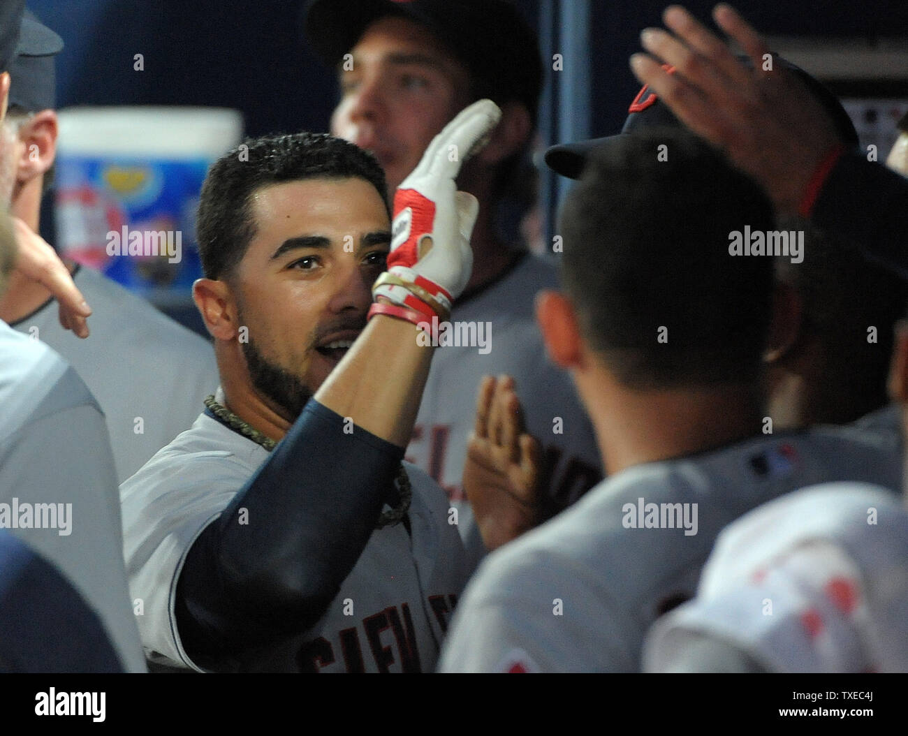 Cleveland Indians' Mike Aviles si congratula con i compagni di squadra in panchina dopo aver colpito un assolo home run contro Atlanta Braves nel quarto inning al Turner Field di Atlanta, agosto 28, 2013. Aviles è colpire .264 per la stagione. UPI/David Tulis Foto Stock