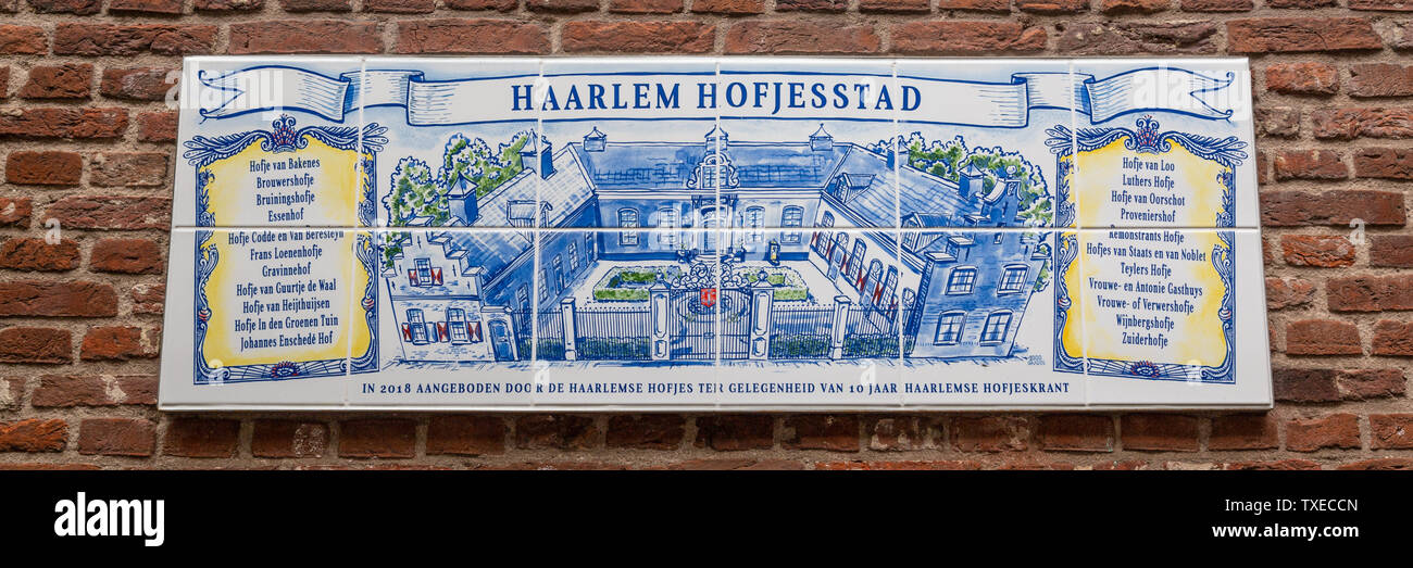 Haarlem, Paesi Bassi - 31 Maggio 2019: Blu piastrelle colorate del gli ospizi di carità originariamente la fornitura di alloggi per le famiglie povere e anziane signore. Foto Stock