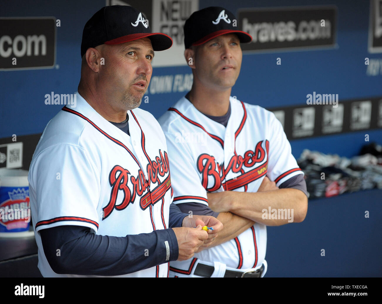 Atlanta Braves manager Fredi Gonzalez (L) e il lanciatore Tim Hudson guarda dalla panchina durante le presentazioni prima di affrontare il Milwaukee Brewers a Turner Field di Atlanta, Settembre 23, 2013. Hudson's pitching stagione è stato tagliato corto in luglio quando egli ha rotto il suo piede su una giocare contro i New York Mets ed è la squadra di Roberto Clemente Award nominee. UPI/David Tulis Foto Stock