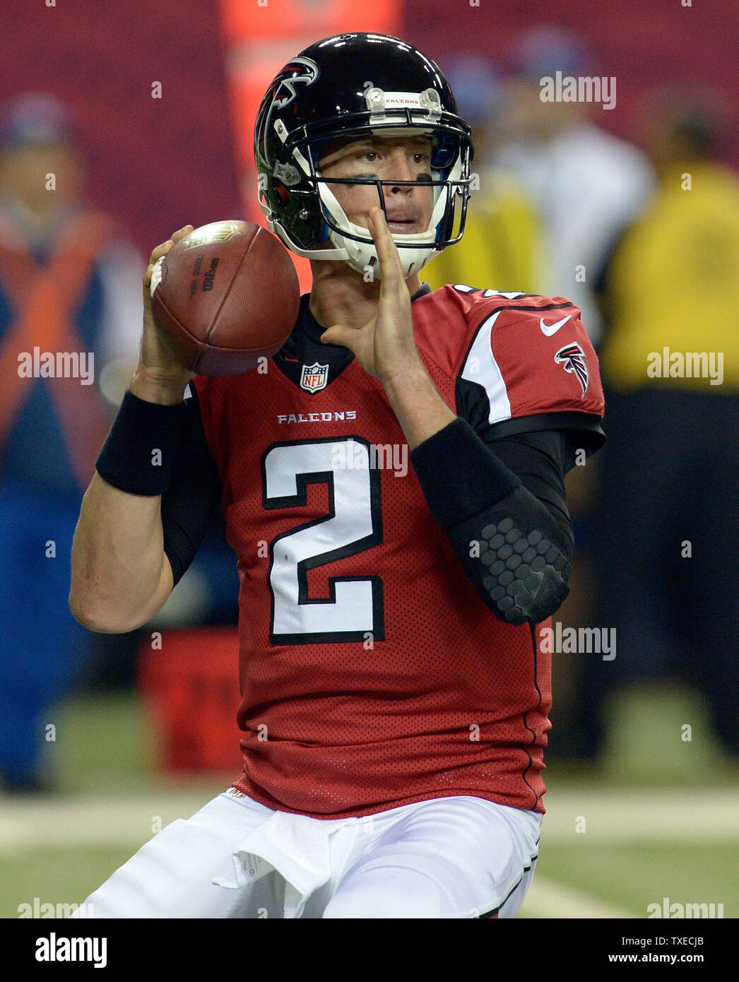 Atlanta Falcons quarterback Matt Ryan guarda per un ricevitore durante la seconda metà del loro gioco contro il New England Patriots presso il Georgia Dome di Atlanta, il 29 settembre 2013. Ryan è stata 34-54 con 421 passando cantieri nei 30-23 perdita. UPI/David Tulis Foto Stock