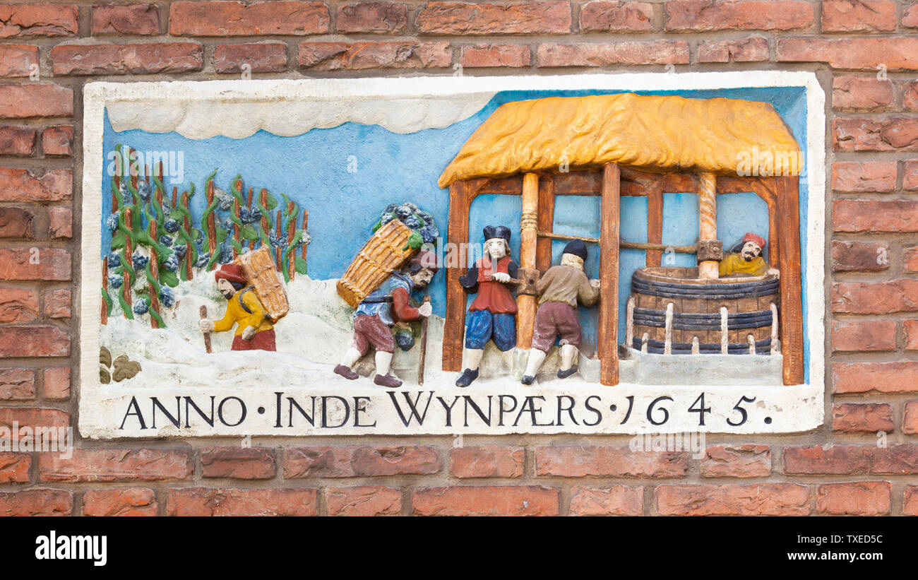 Haarlem, Paesi Bassi - 31 Maggio 2019: colorata scultura a parete con una scena che simbolizza la vinificazione anno 1645 in haarlem nei Paesi Bassi Foto Stock