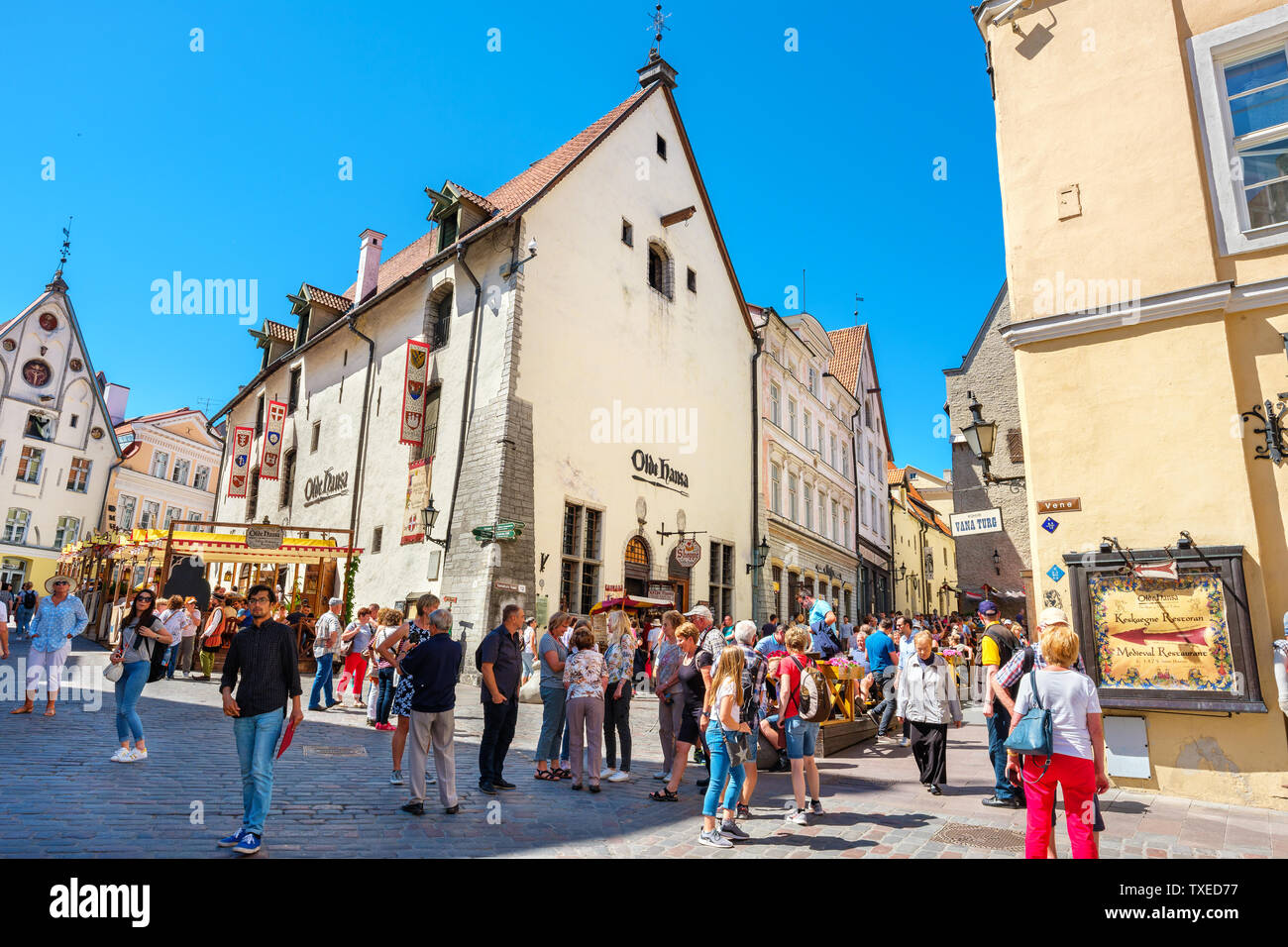 I turisti affollano su una strada e caffetterie in la medievale piazza del Mercato Vecchio al centro storico. Tallinn, Estonia Foto Stock