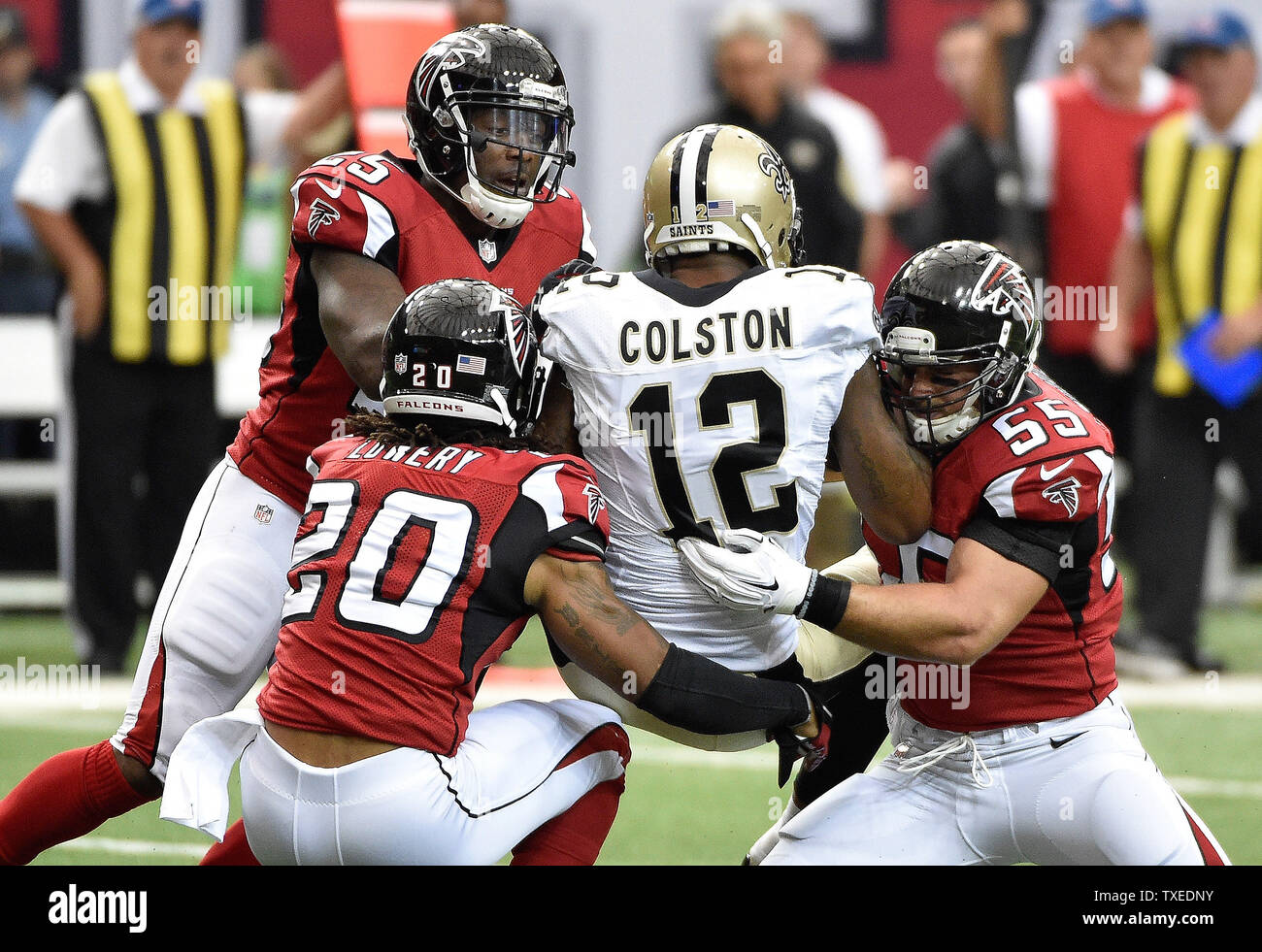Atlanta Falcons' William Moore (25), Dwight Lowery (20) e Paolo Worrilow (55) fermata New Orleans Saints wide receiver Marques Colston (12) dopo un primo verso il basso durante la prima metà del loro gioco di gioco del calcio presso il Georgia Dome di Atlanta il 7 settembre 2014. UPI/David Tulis Foto Stock