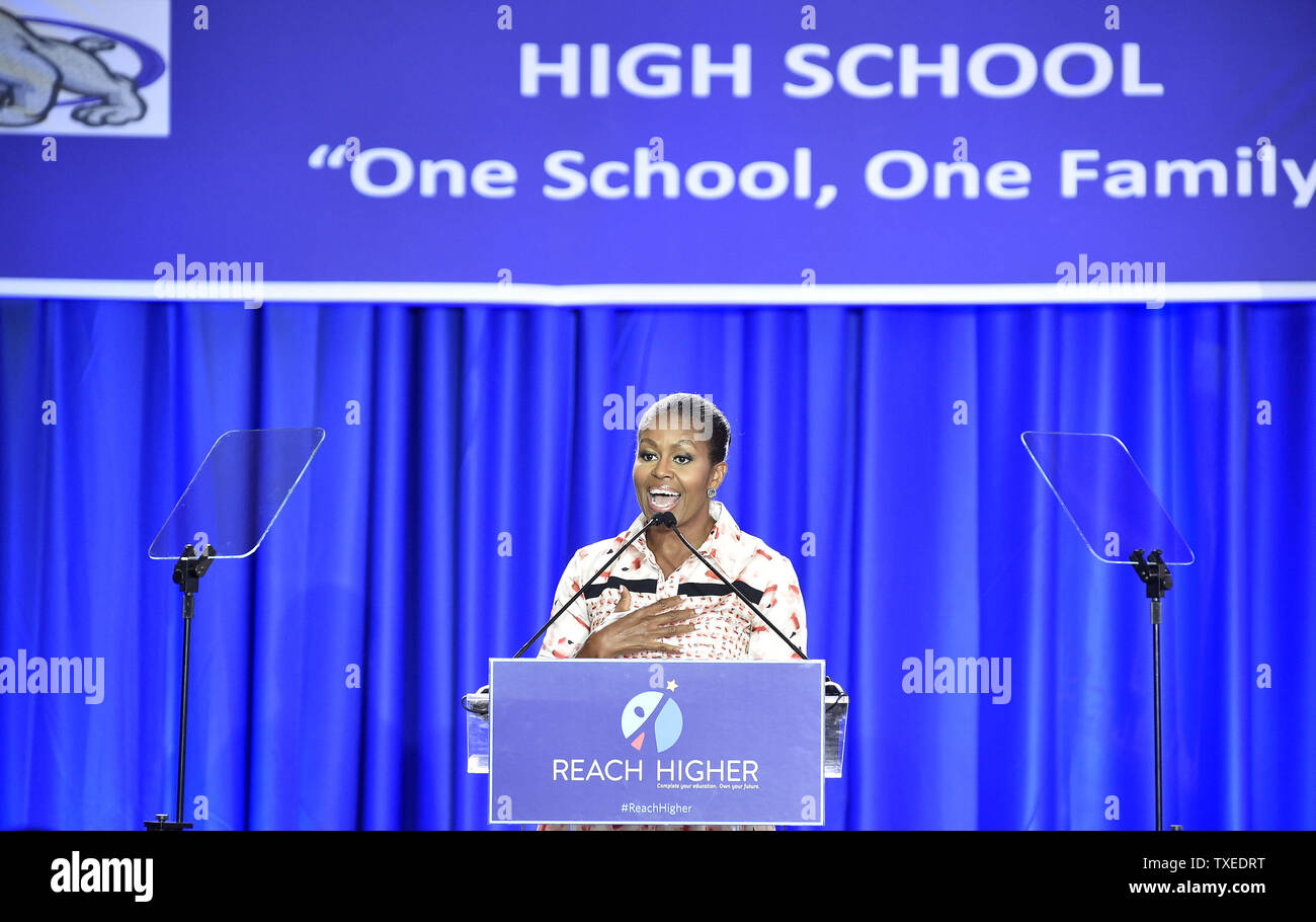 La First Lady Michelle Obama porta le iniziative di istruzione a Booker T. Washington high school durante una portata maggiore rally con gli studenti il 8 settembre in Atlanta. UPI/David Tulis Foto Stock