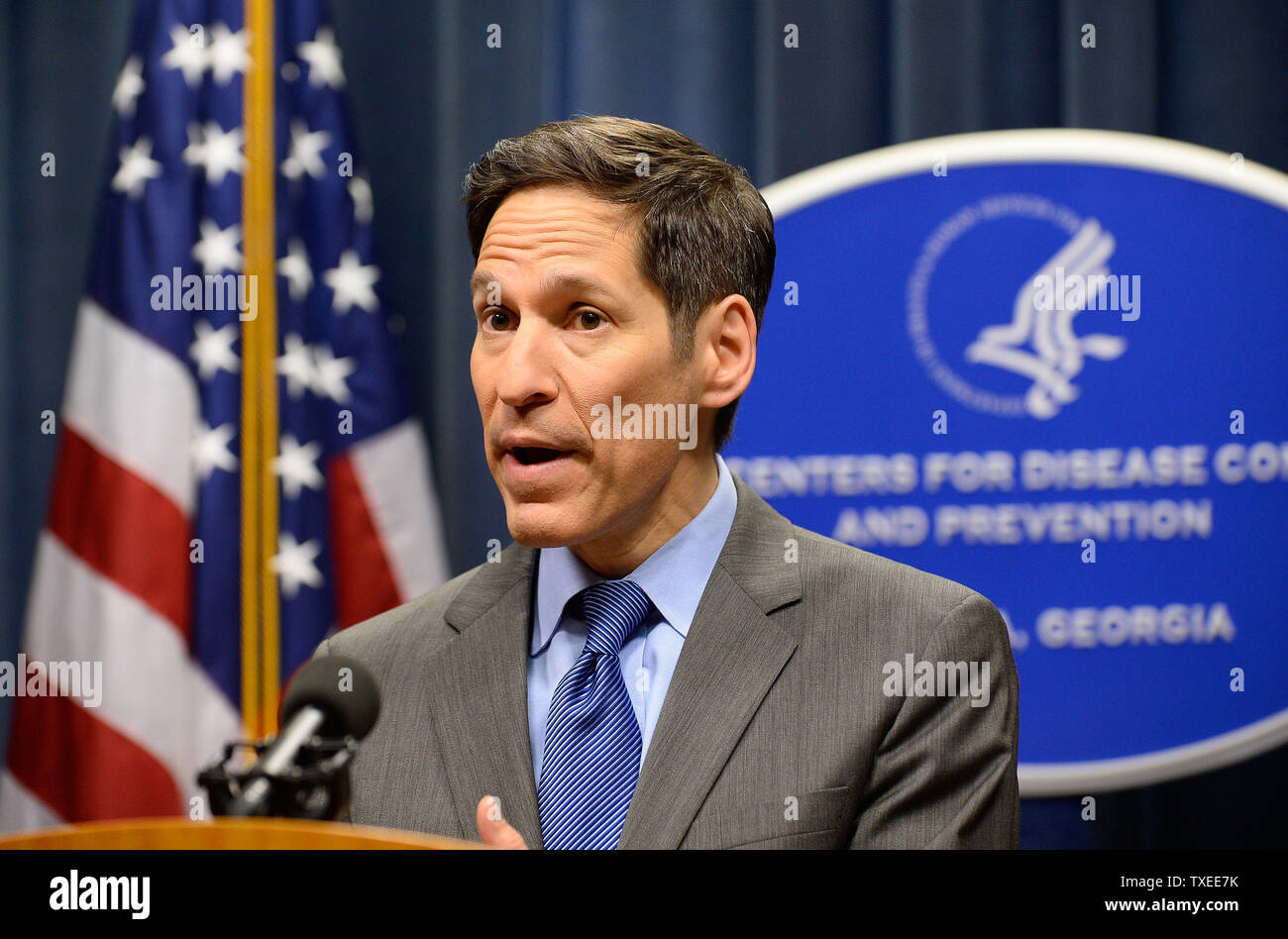 CDC Direttore Tom Frieden fornisce un aggiornamento sui più recenti sviluppi riguardanti il virus mortale Ebola e la sua infezione di un Texas health care professional durante una conferenza stampa presso la sede centrale di CDC il 14 ottobre in Atlanta. Frieden detti individui esposti a Dallas paziente indice Thomas Eric Duncan hanno ora superato i due terzi del virus Ebola tipico periodo di incubazione poiché la loro esposizione iniziale senza segni di malattia. UPI/David Tulis Foto Stock